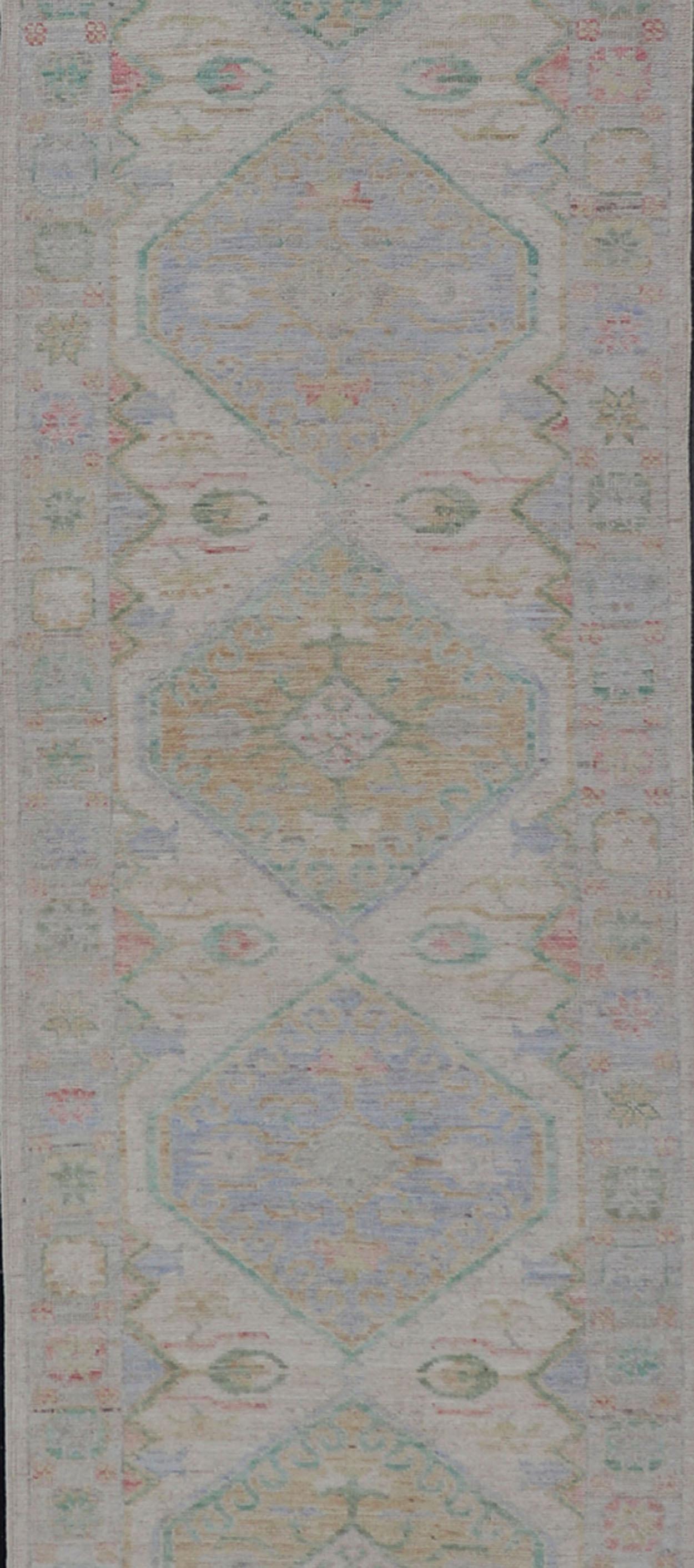 Modernes Oushak-Läufer-Design mit cremefarbenem Hintergrund und All-Over-Design 3'2 x 16'6 (21. Jahrhundert und zeitgenössisch) im Angebot