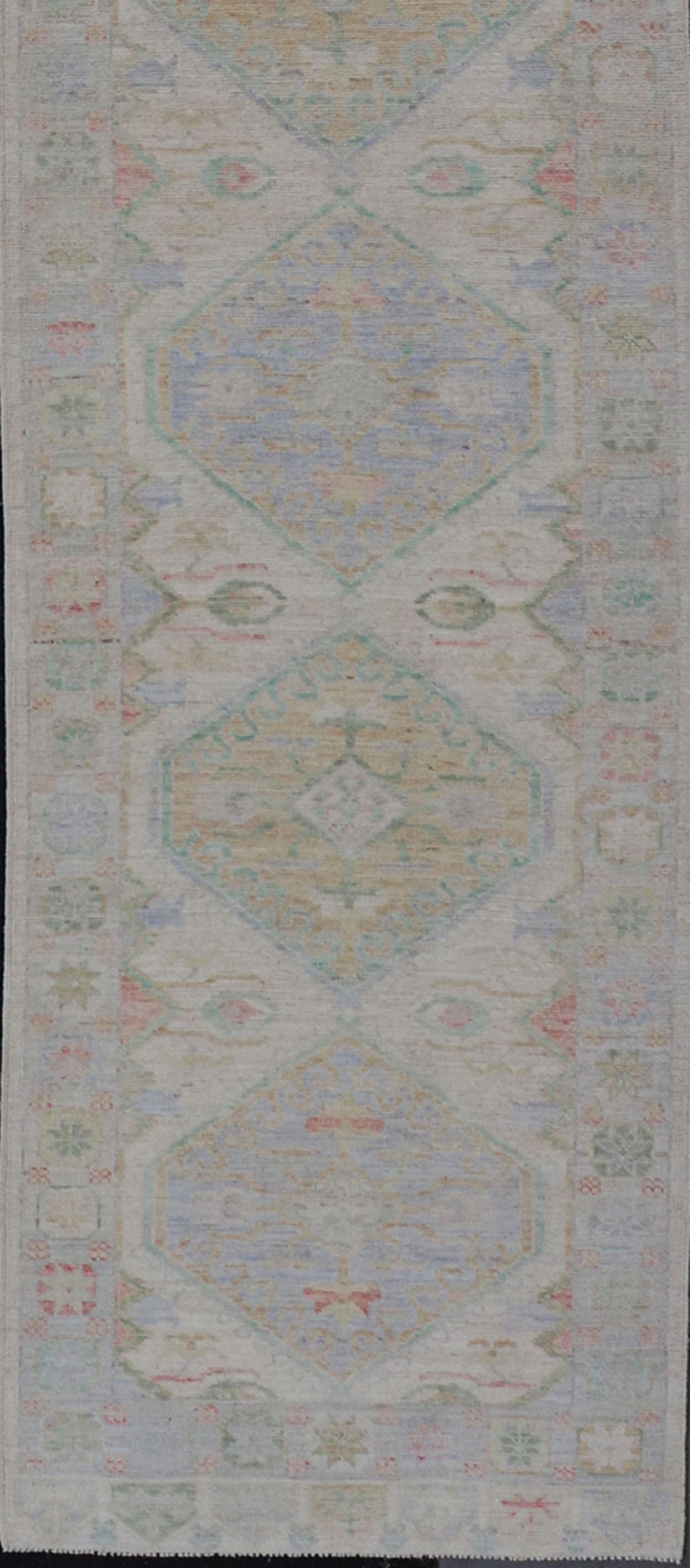 Modernes Oushak-Läufer-Design mit cremefarbenem Hintergrund und All-Over-Design 3'2 x 16'6 (Wolle) im Angebot