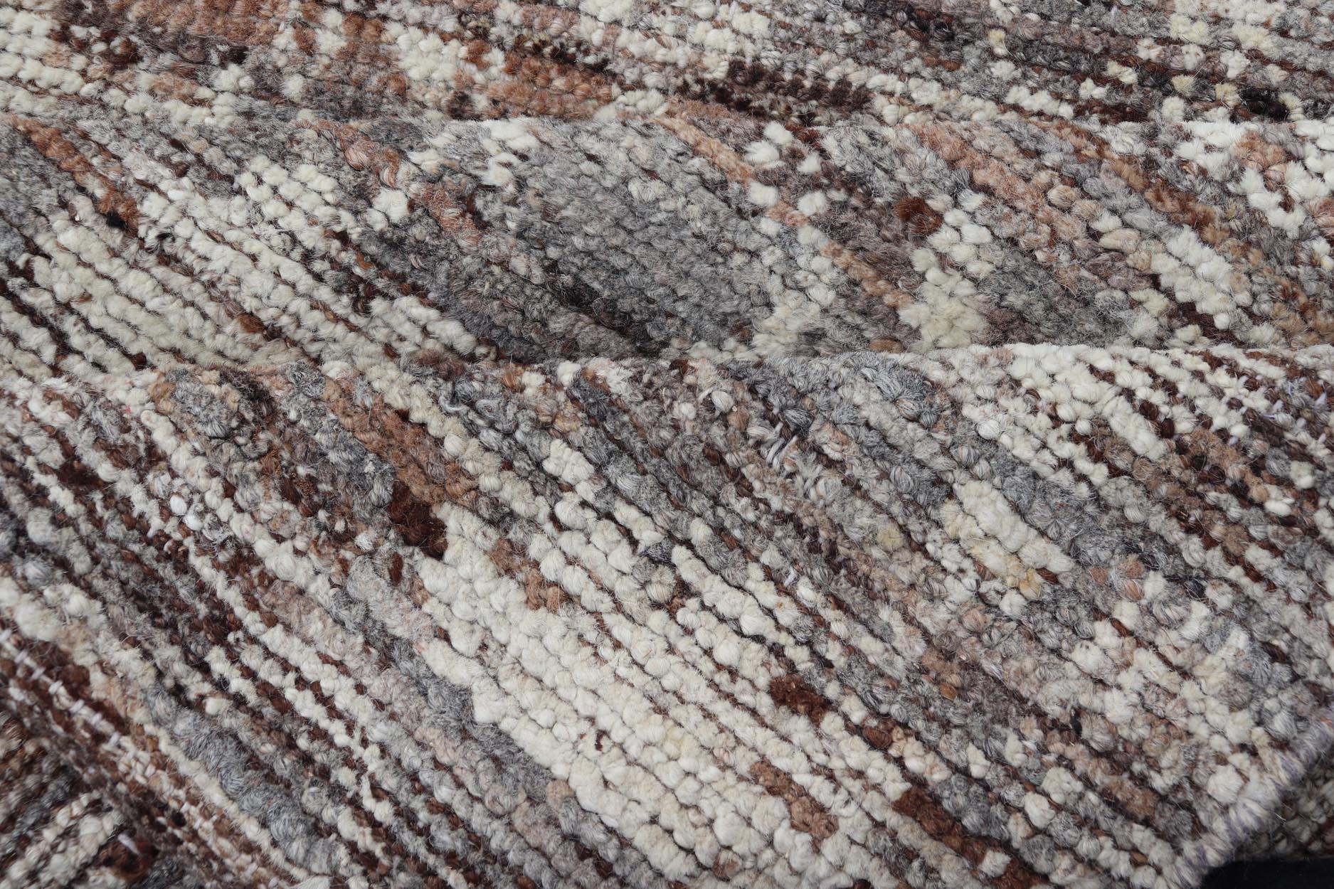 Alfombra Oushak Moderna de Lana con Diseño Floral en Tonos Gris, Marrón y Crema en venta 4