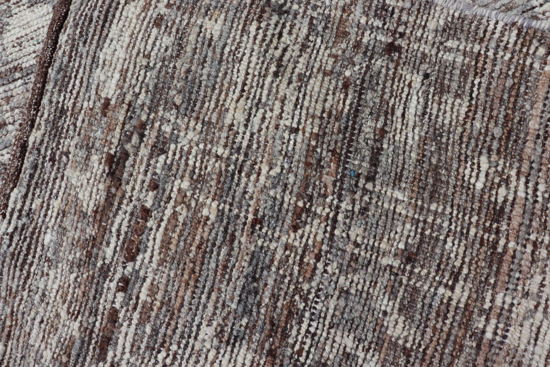 Moderner Oushak-Läufer aus Wolle mit floralem Design in Grautönen, Brown und Creme im Angebot 5