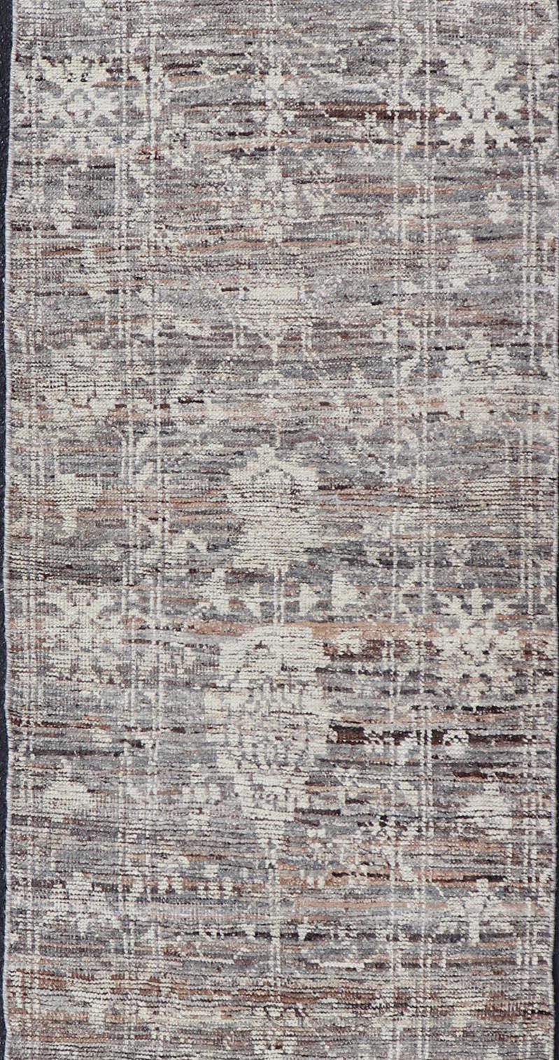 Alfombra Oushak moderna de lana con diseño floral en tonos gris, marrón y crema. Keivan Woven Arts; alfombra AFG-64917, país de origen / tipo: Afganistán / Oushak, hacia principios del siglo XXI.
Medidas: 3'0 x 12'1 
Esta moderna y desenfadada