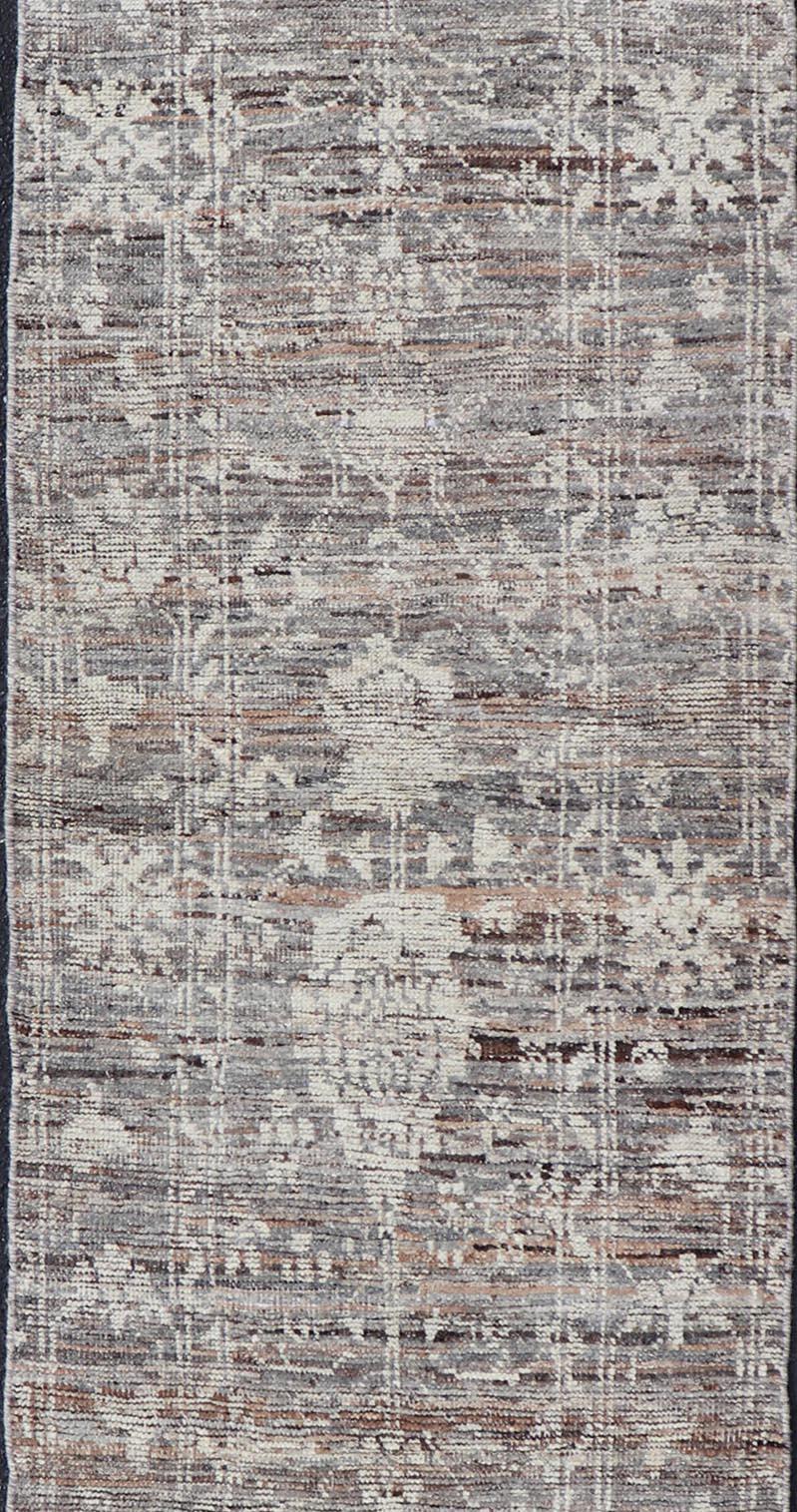 Moderner Oushak-Läufer aus Wolle mit Blumenmuster in Grautönen, Braun und Creme. Keivan Woven Arts; Teppich AFG-64917, Herkunftsland / Art: Afghanistan / Oushak, etwa Anfang des 21. Jahrhunderts.
Maße: 3'0 x 12'1 
Dieser moderne, lässige Teppich im