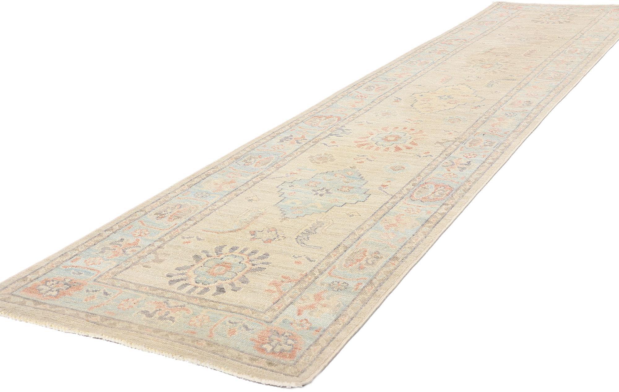 80840 Nueva Alfombra Oushak Moderna de Inspiración Vintage, 02'07 x 11'07. Esta moderna alfombra Oushak de lana anudada a mano, de estilo vintage y procedente de Pakistán, es un homenaje a las centenarias tradiciones tejedoras de Anatolia, que