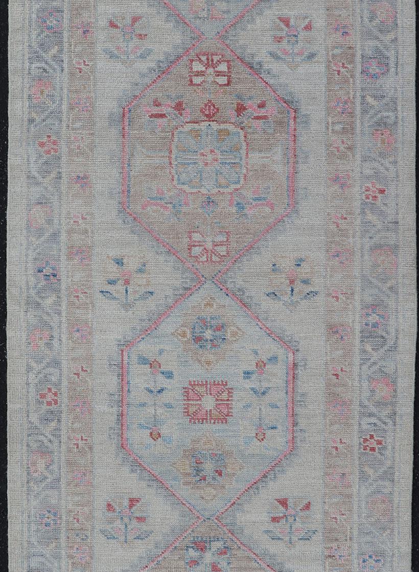 Modern Oushak Runner with Cream Background and Floral Medallions In New Condition For Sale In Atlanta, GA