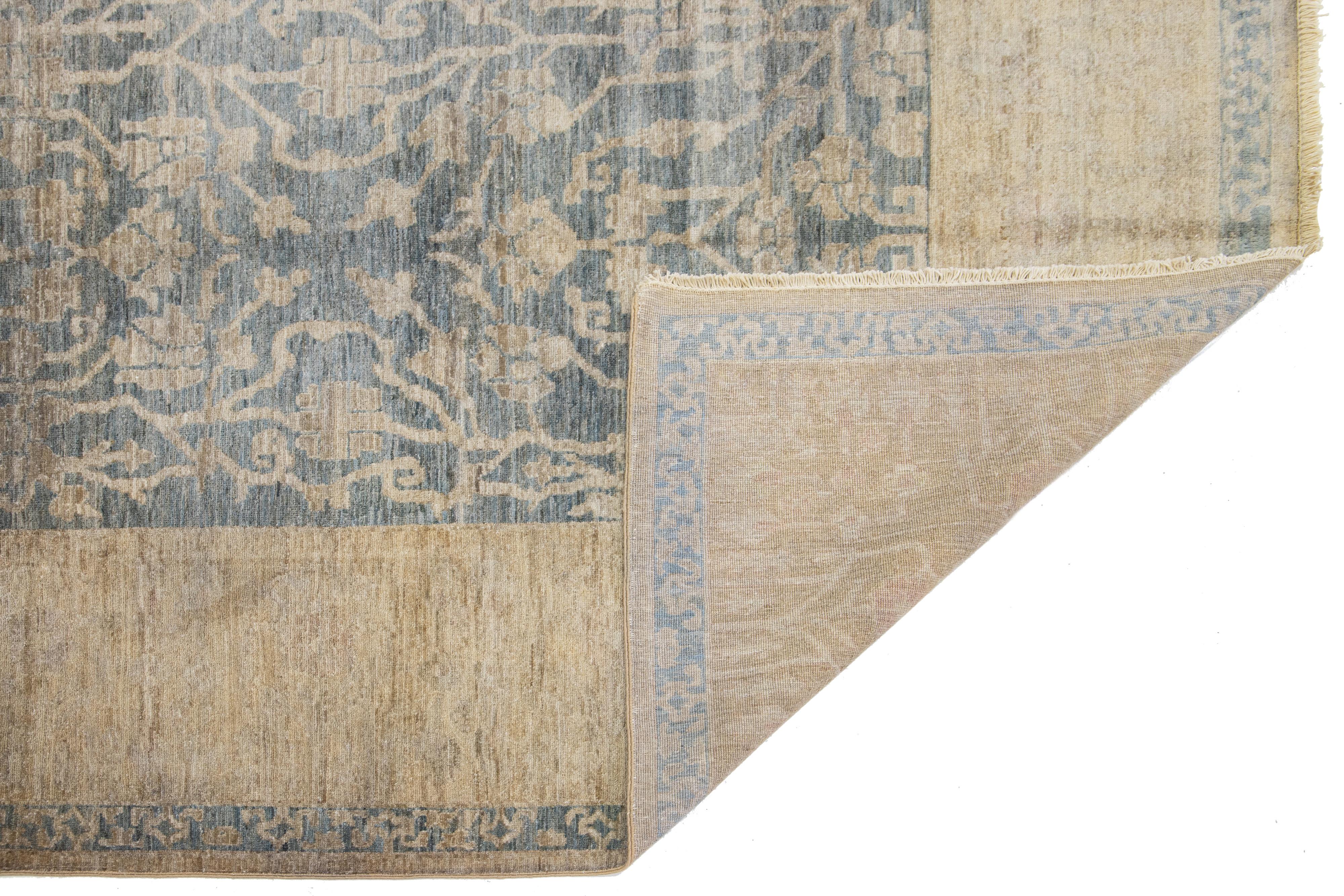 Moderner blauer Wollteppich im Oushak-Stil mit floralem Design (Pakistanisch) im Angebot