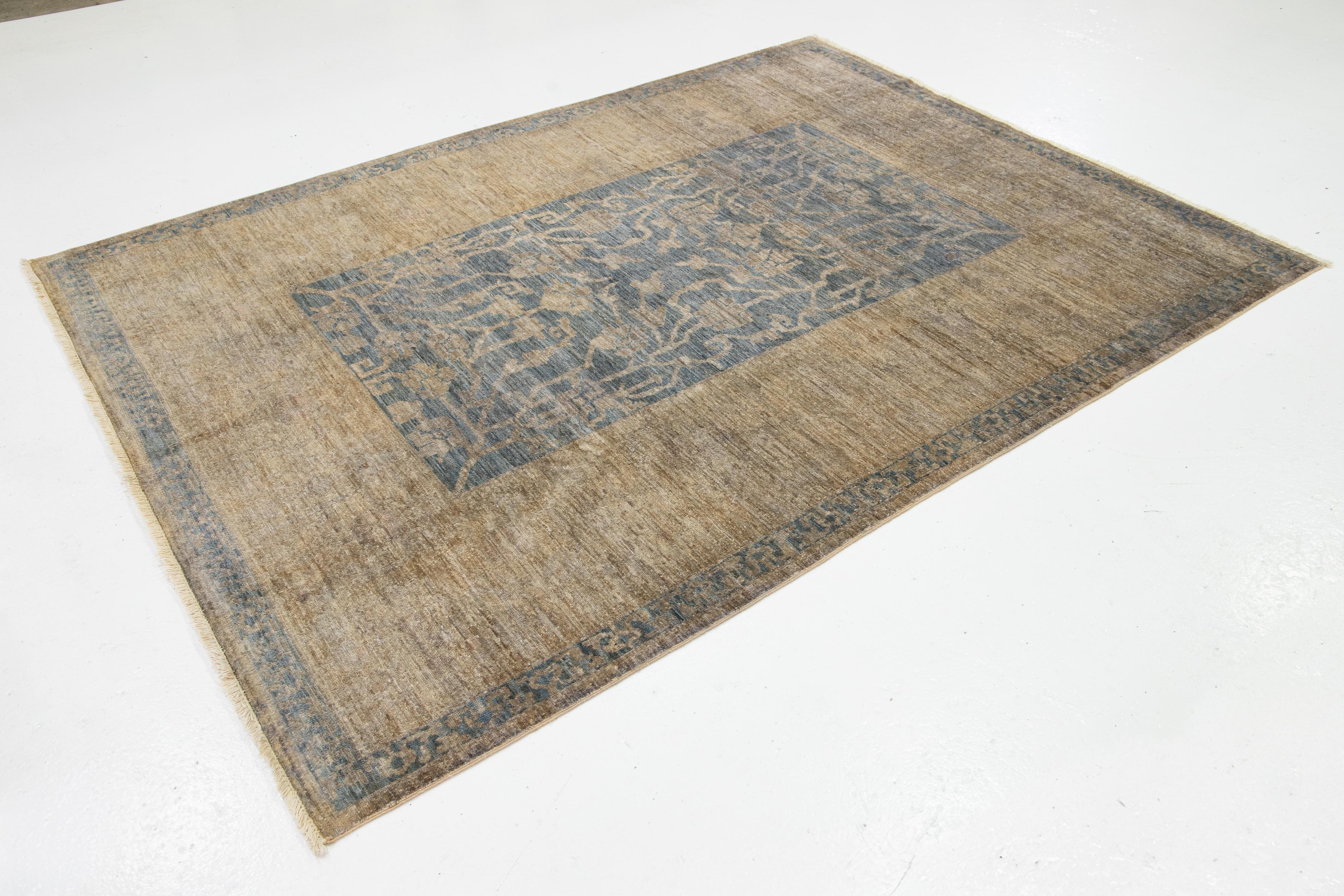 Moderner blauer Wollteppich im Oushak-Stil mit floralem Design (Handgeknüpft) im Angebot