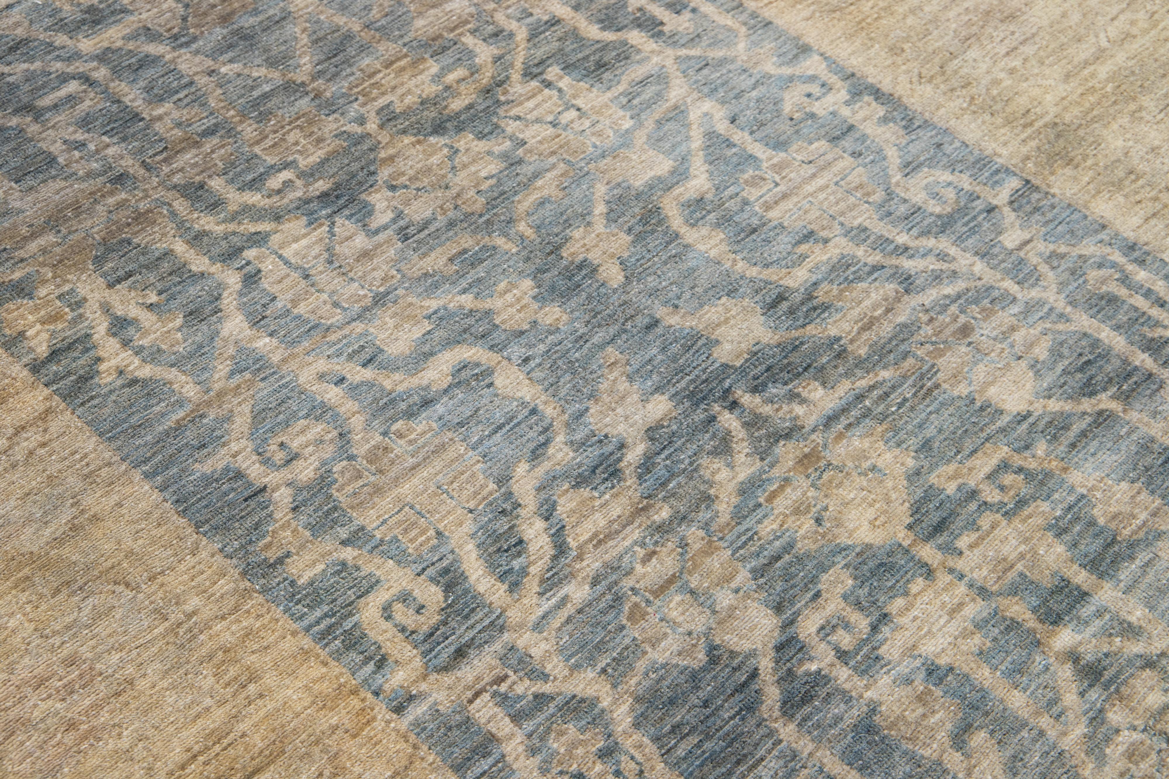 Moderner blauer Wollteppich im Oushak-Stil mit floralem Design (21. Jahrhundert und zeitgenössisch) im Angebot