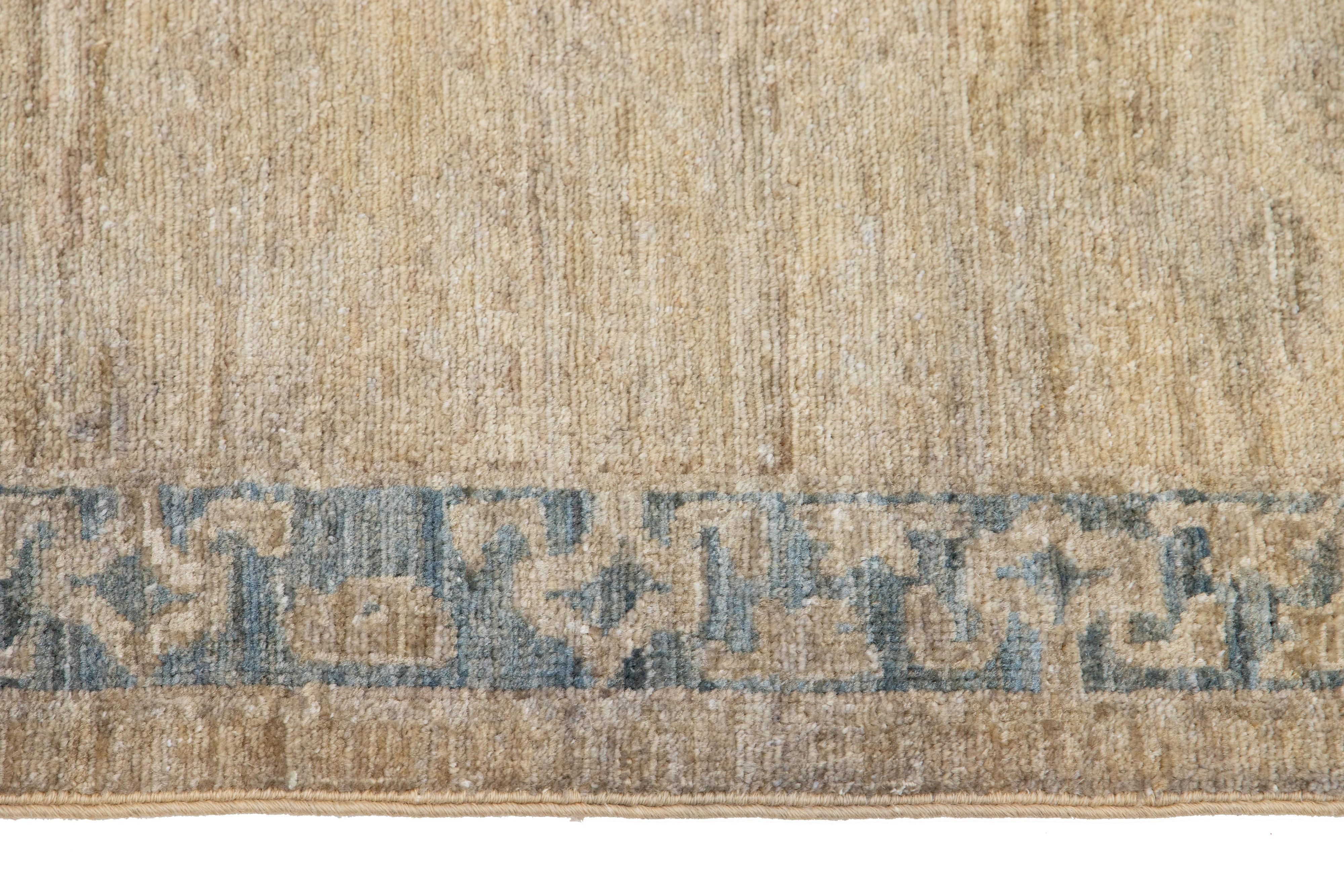 Moderner blauer Wollteppich im Oushak-Stil mit floralem Design (Wolle) im Angebot