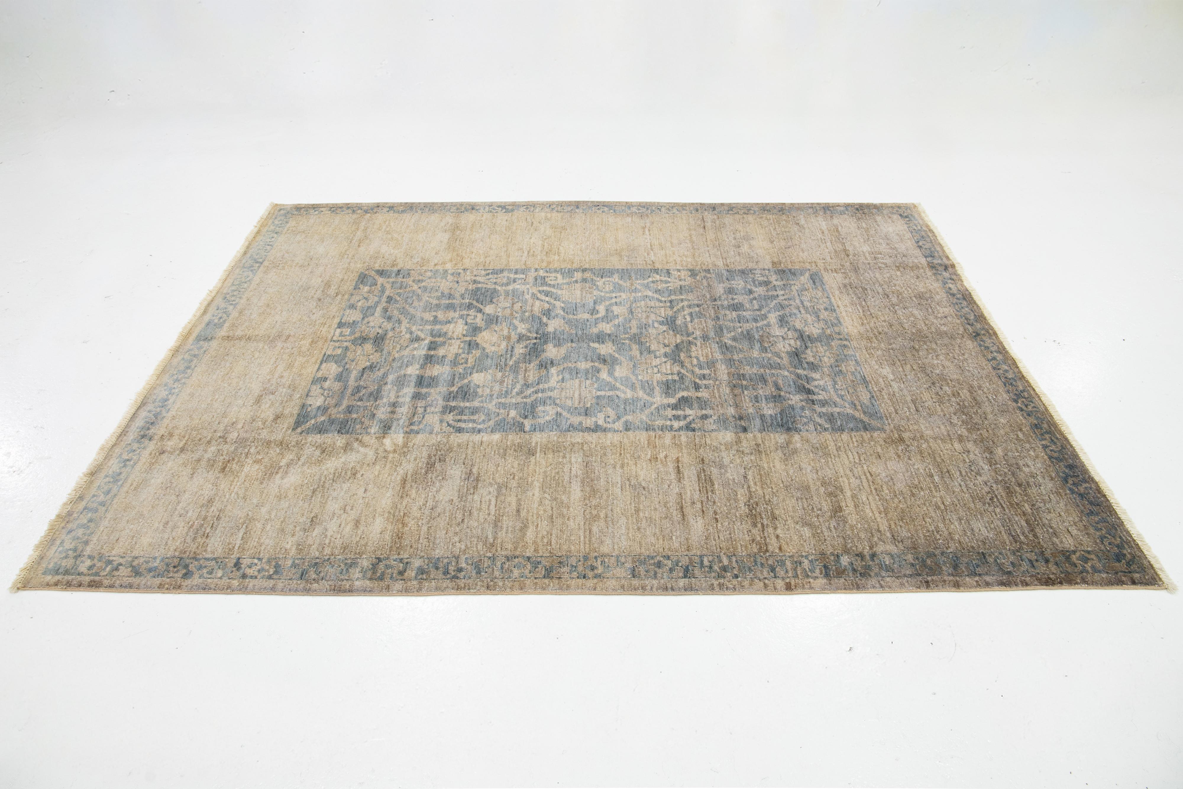 Moderner blauer Wollteppich im Oushak-Stil mit floralem Design im Angebot 1