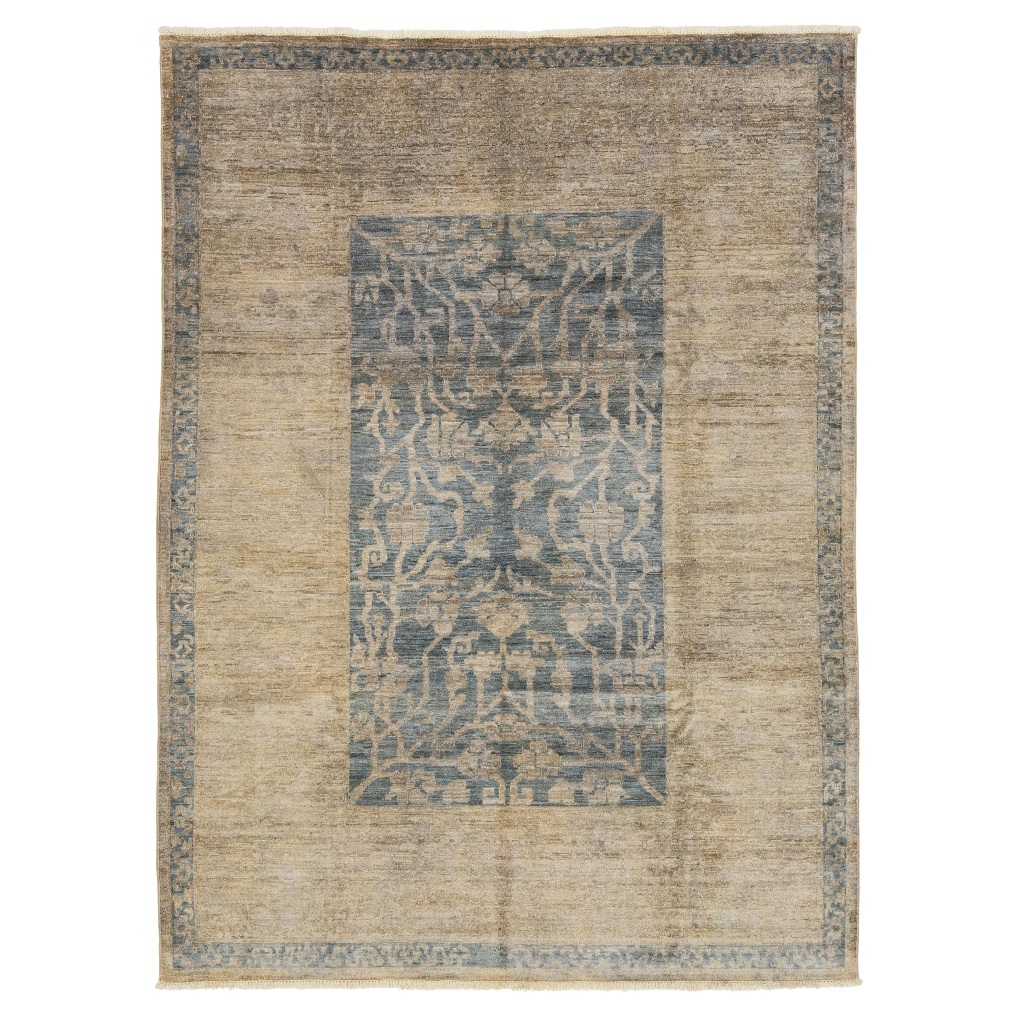 Moderner blauer Wollteppich im Oushak-Stil mit floralem Design im Angebot