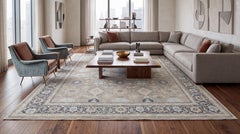 Tapis de style Oushak moderne, noué à la main en laine et soie, dans des tons beiges clairs et bleus