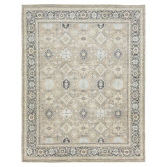 Tapis de style Oushak moderne, noué à la main en laine et soie, dans des tons beiges clairs et bleus