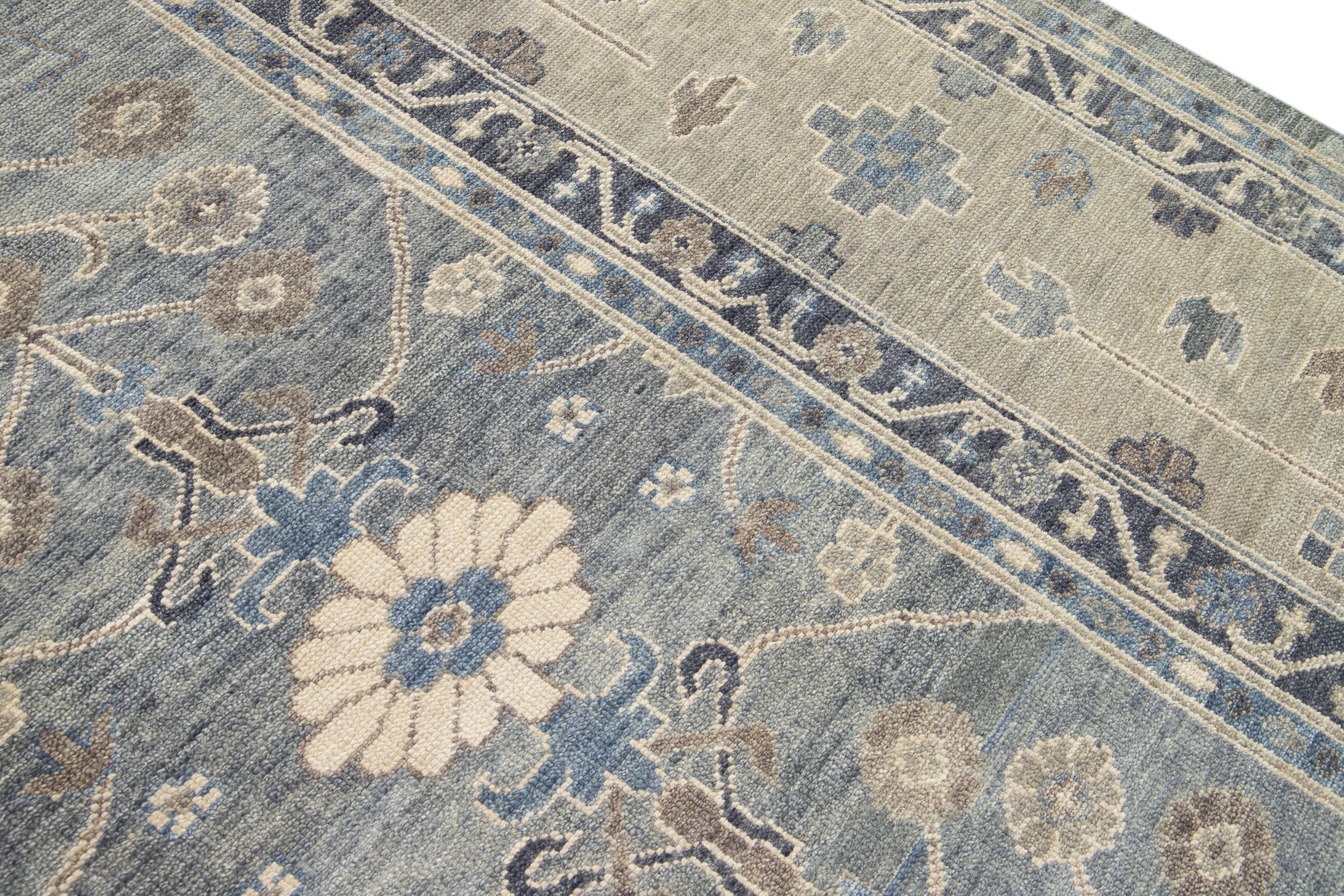 Moderner, handgefertigter, quadratischer Wollteppich mit Blumenmotiv im Oushak-Stil in Grau und Beige im Angebot 3