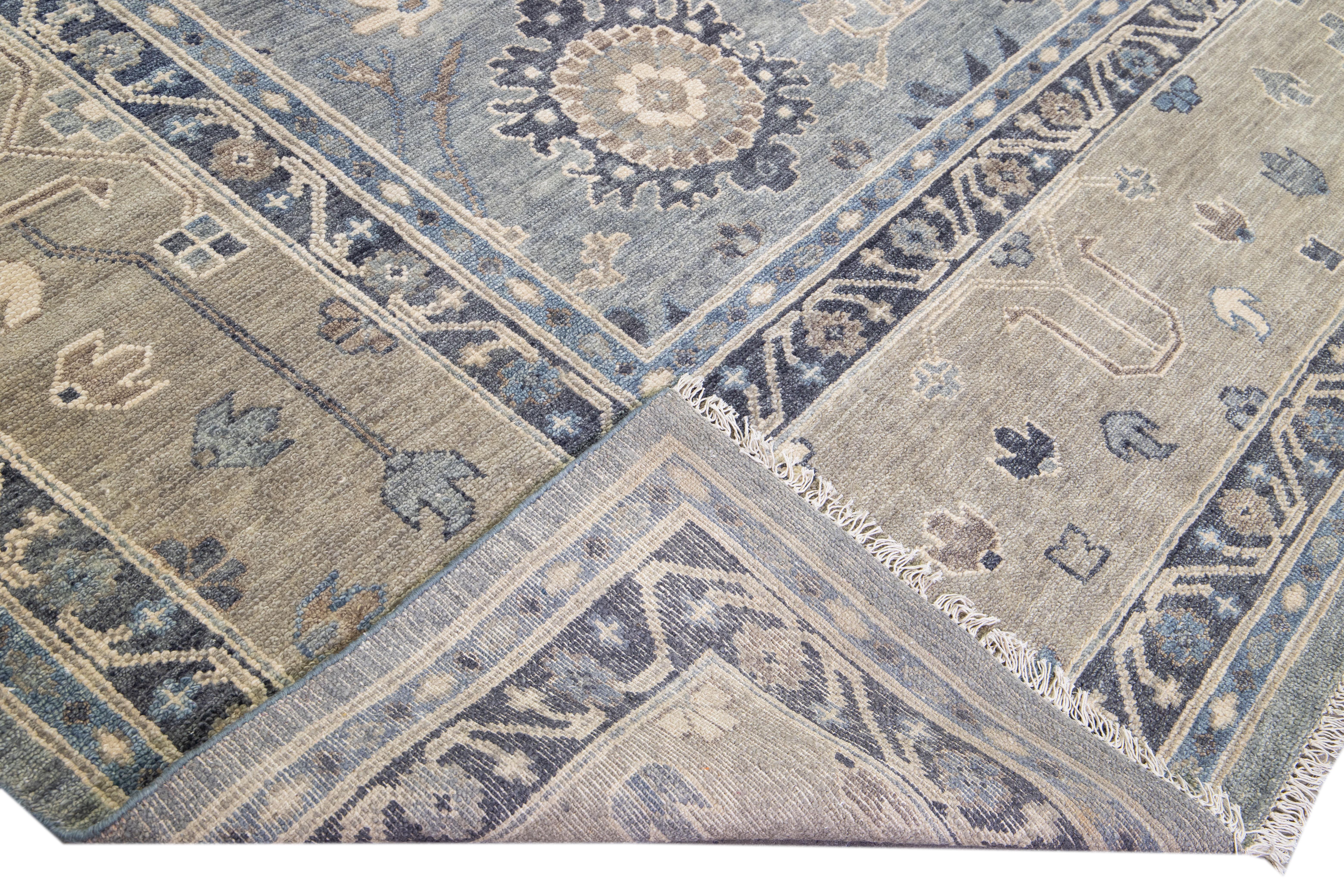 Schöner moderner quadratischer Oushak-Teppich aus handgeknüpfter Wolle mit einem grauen Feld. Dieser Oushak-Teppich hat einen beigefarbenen Rahmen und blaue Akzente auf einem prächtigen Blumenmuster.

Dieser Teppich misst 14' x 14'.

Unsere