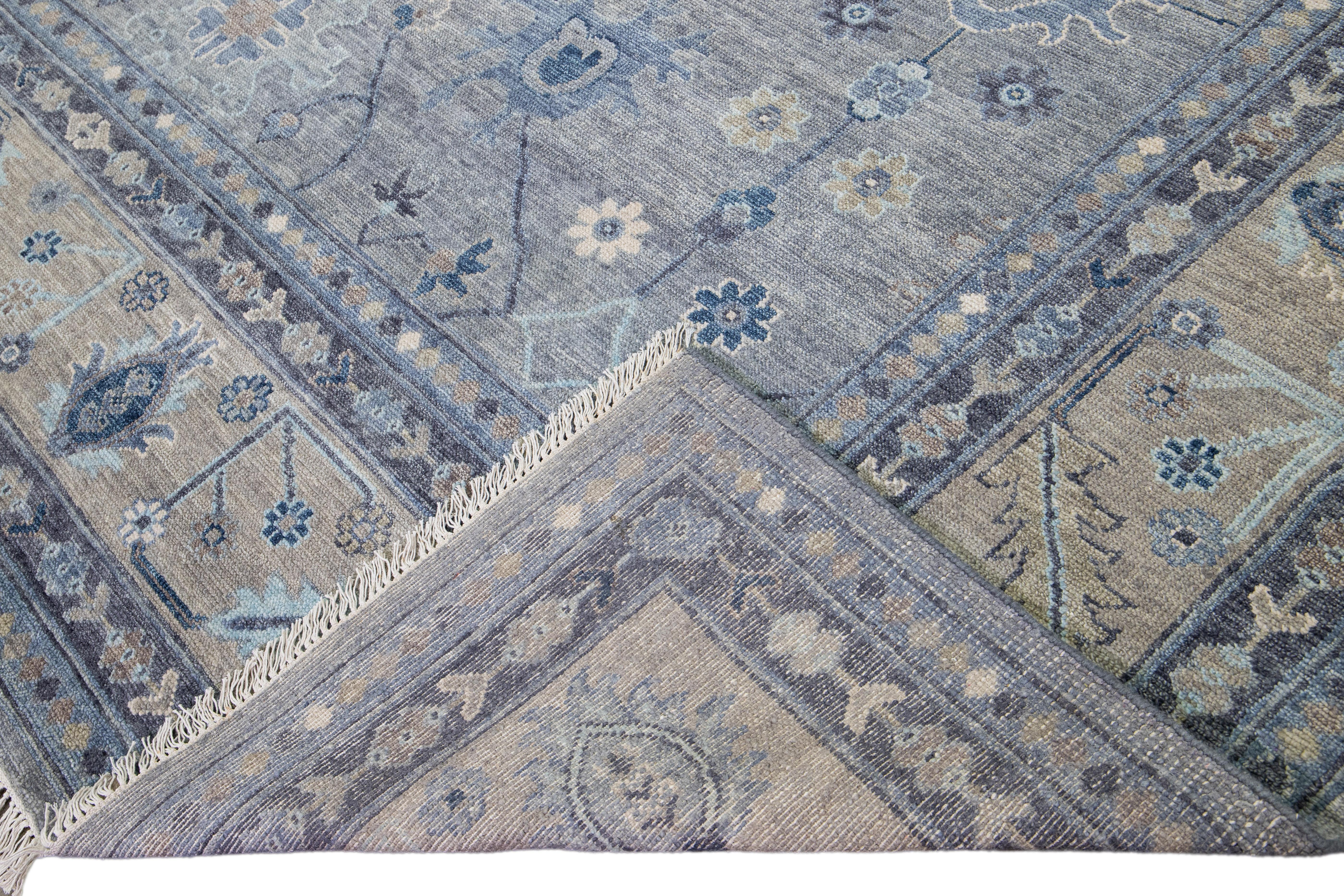 Schöner moderner quadratischer Oushak-Teppich aus handgeknüpfter Wolle mit grauem Feld. Dieser Oushak-Teppich hat einen beigefarbenen Rahmen und blaue Akzente auf einem prächtigen Blumenmuster.

Dieser Teppich misst 12' x 12'.

Unsere Teppiche