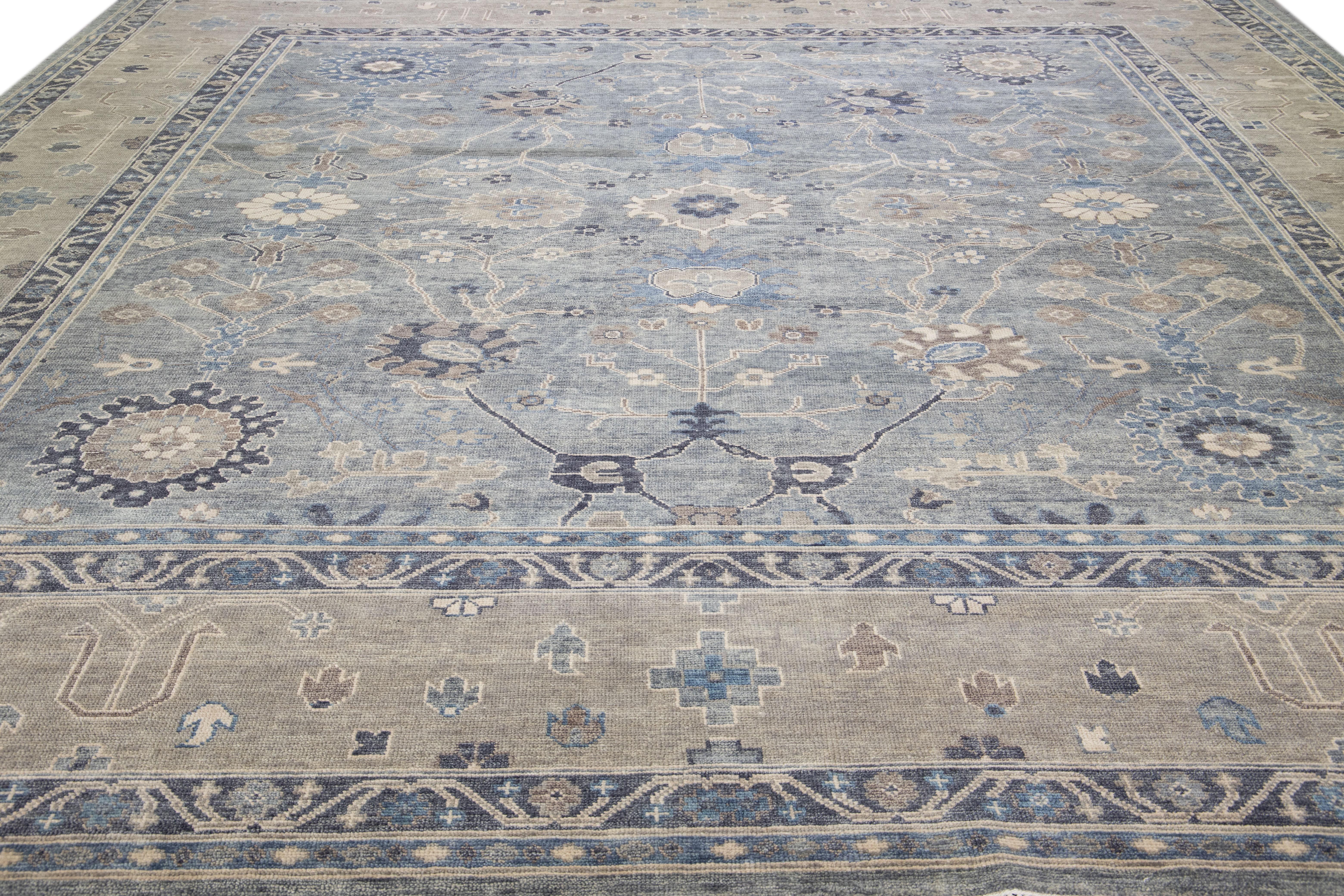 Moderner, handgefertigter, quadratischer Wollteppich mit Blumenmotiv im Oushak-Stil in Grau und Beige (Indisch) im Angebot