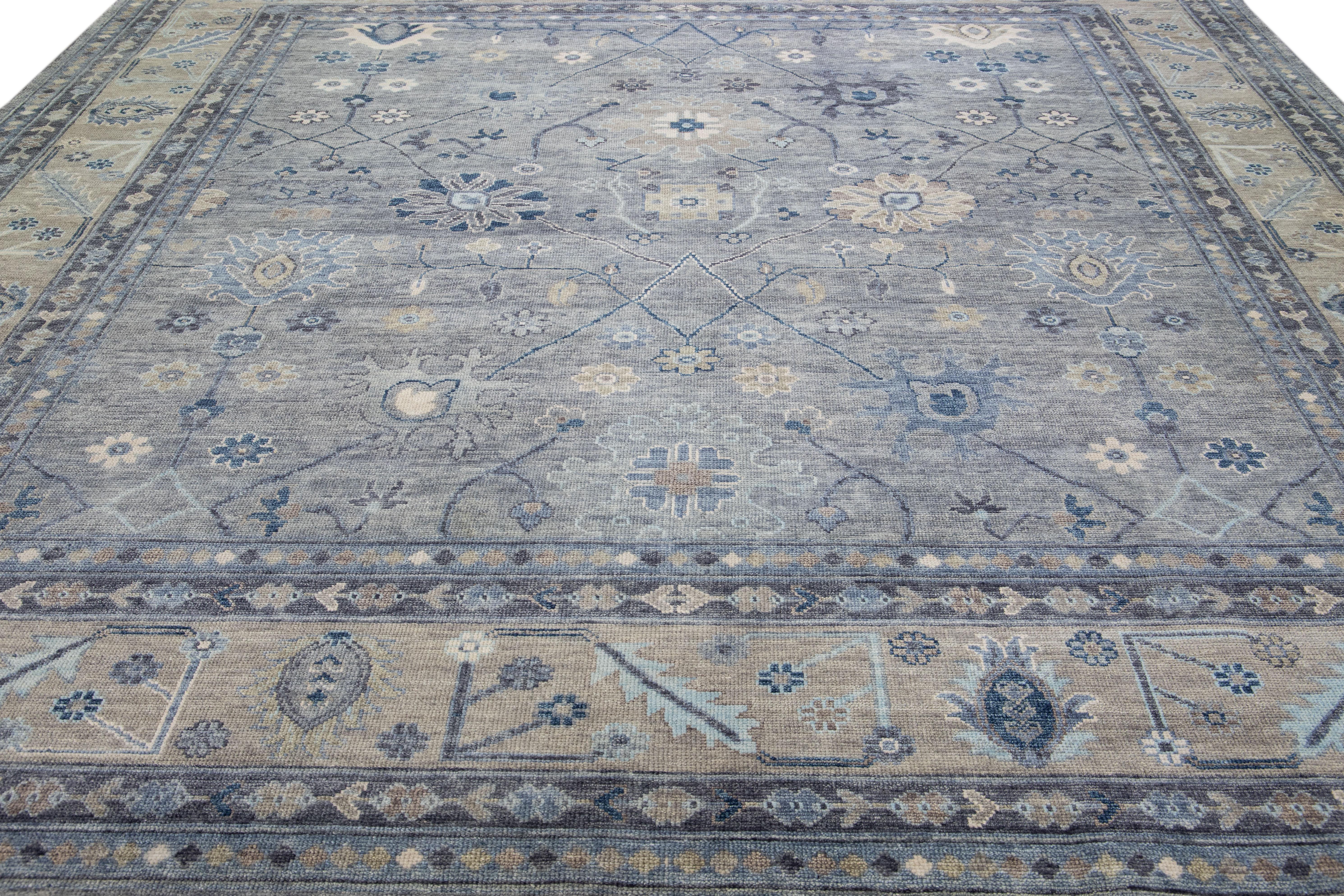 Moderner, handgefertigter, quadratischer Wollteppich mit Blumenmotiv im Oushak-Stil in Grau und Beige (Indisch) im Angebot