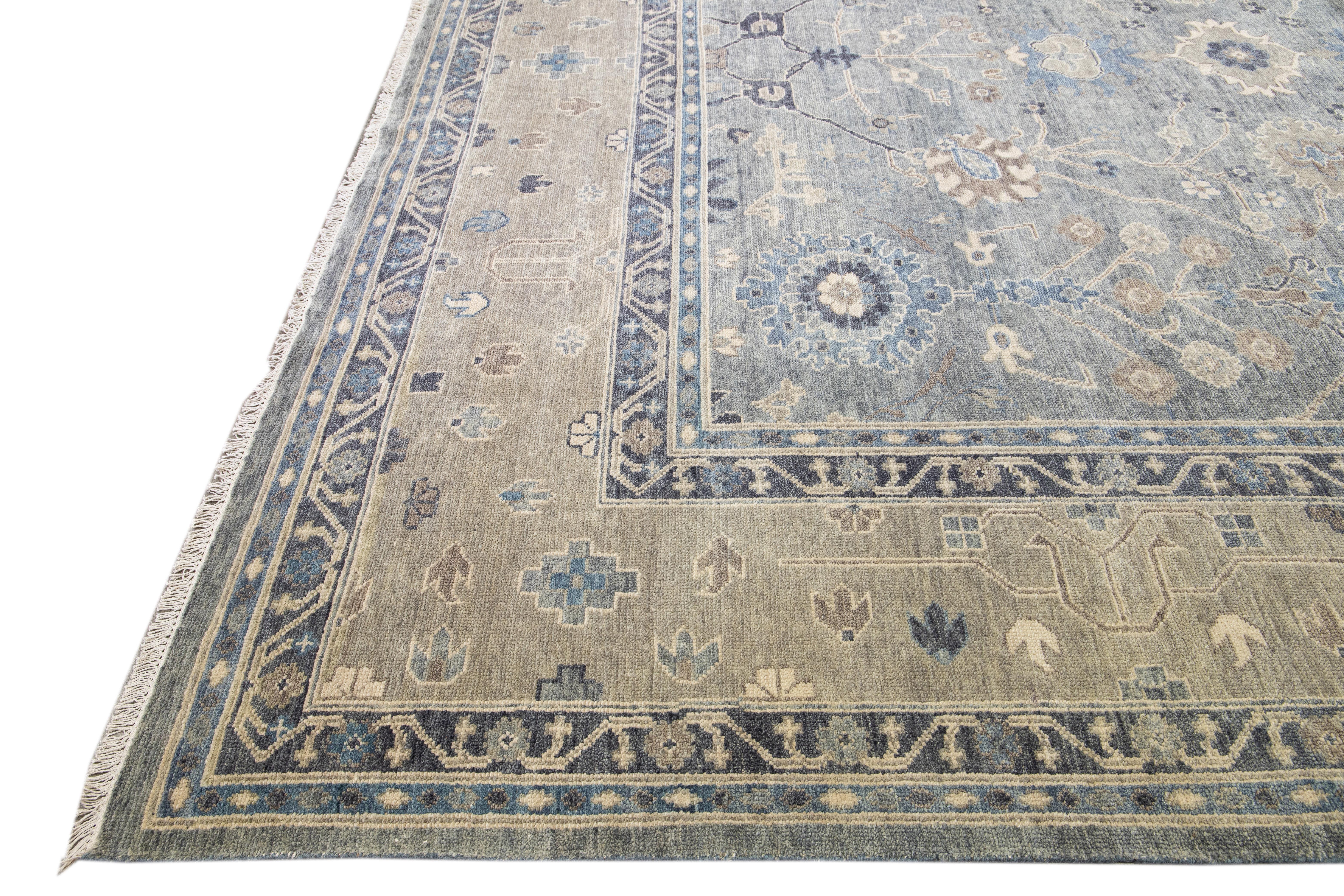 Moderner, handgefertigter, quadratischer Wollteppich mit Blumenmotiv im Oushak-Stil in Grau und Beige (Handgeknüpft) im Angebot