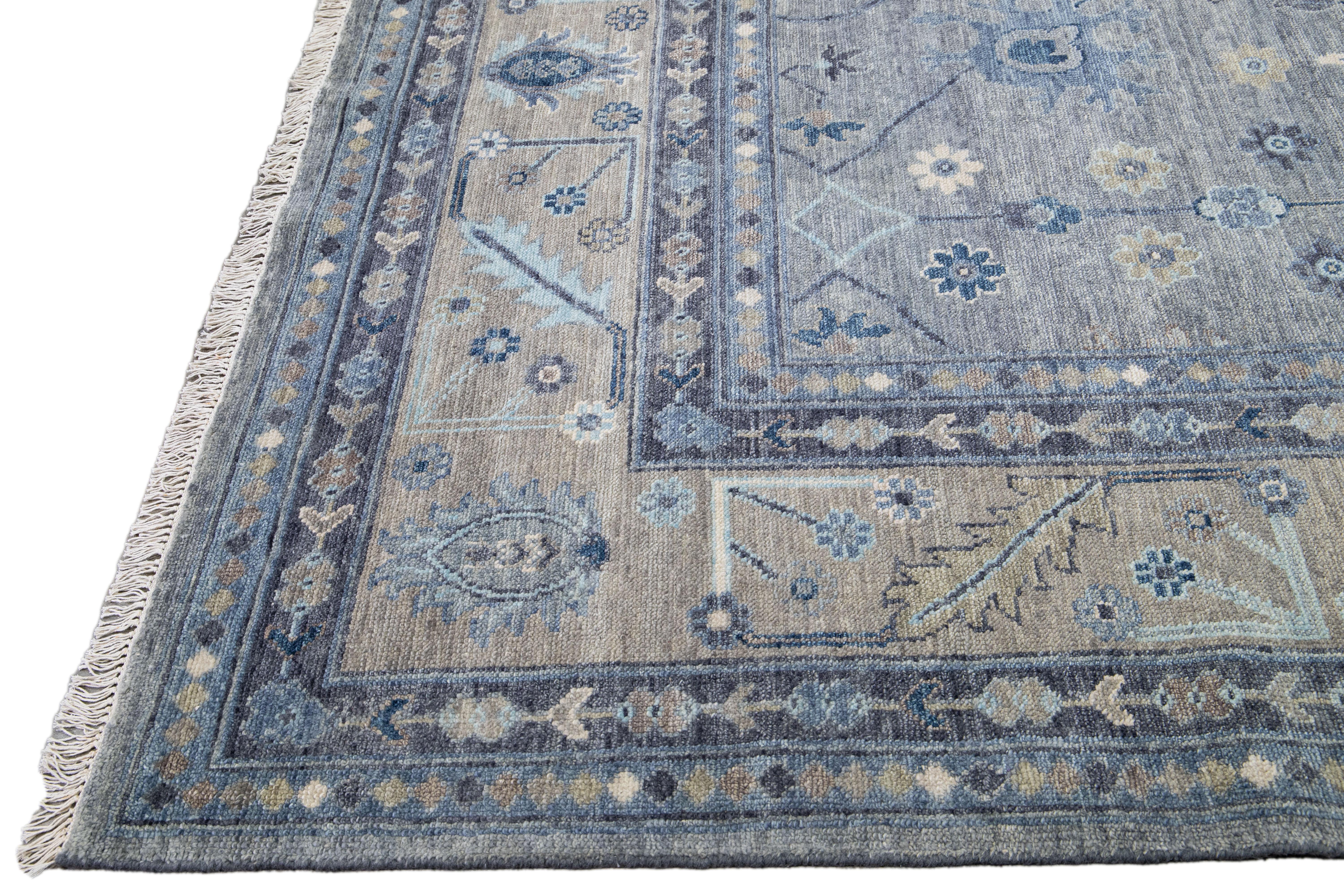 Moderner, handgefertigter, quadratischer Wollteppich mit Blumenmotiv im Oushak-Stil in Grau und Beige (Handgeknüpft) im Angebot