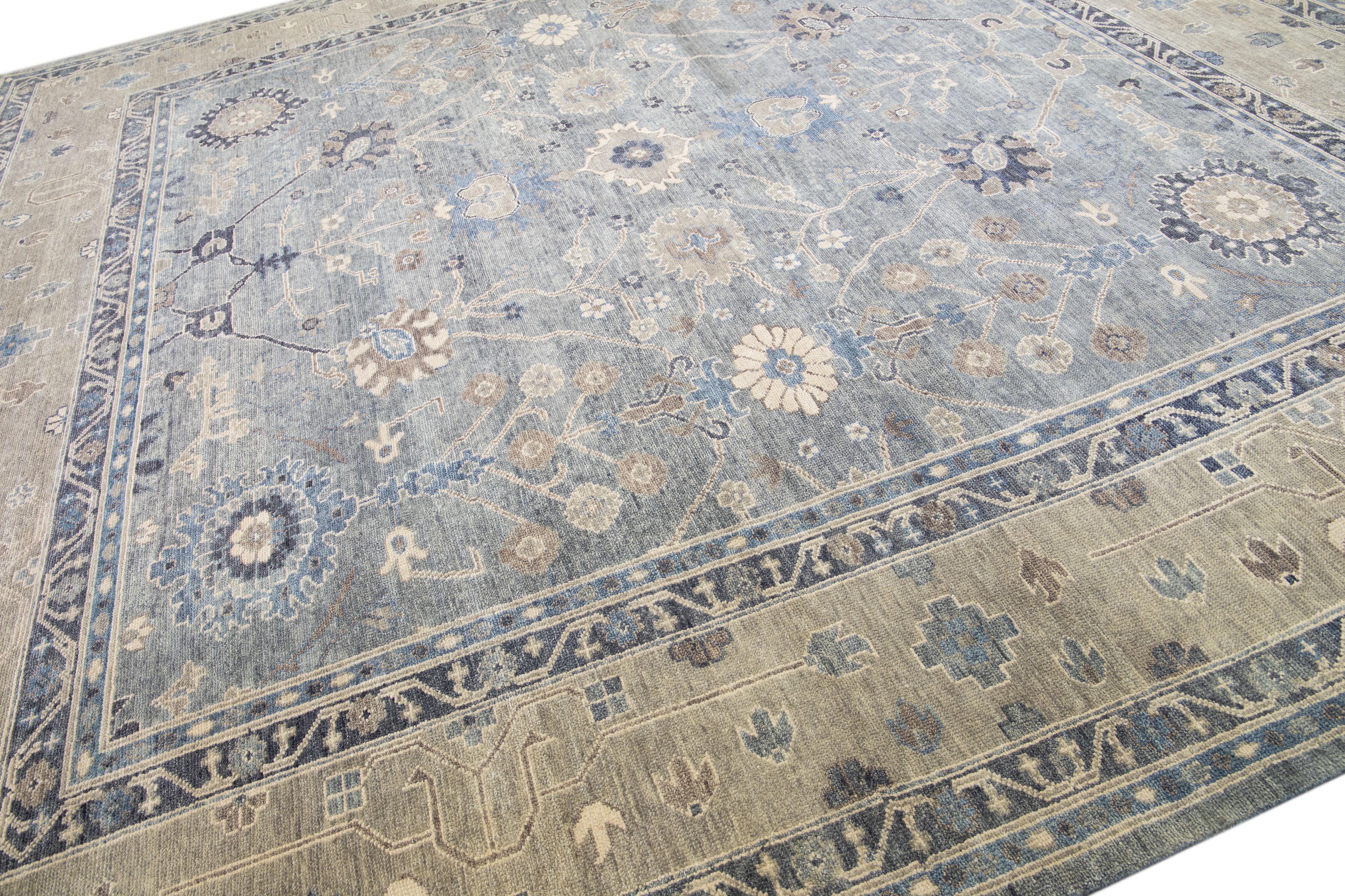 Moderner, handgefertigter, quadratischer Wollteppich mit Blumenmotiv im Oushak-Stil in Grau und Beige im Zustand „Neu“ im Angebot in Norwalk, CT