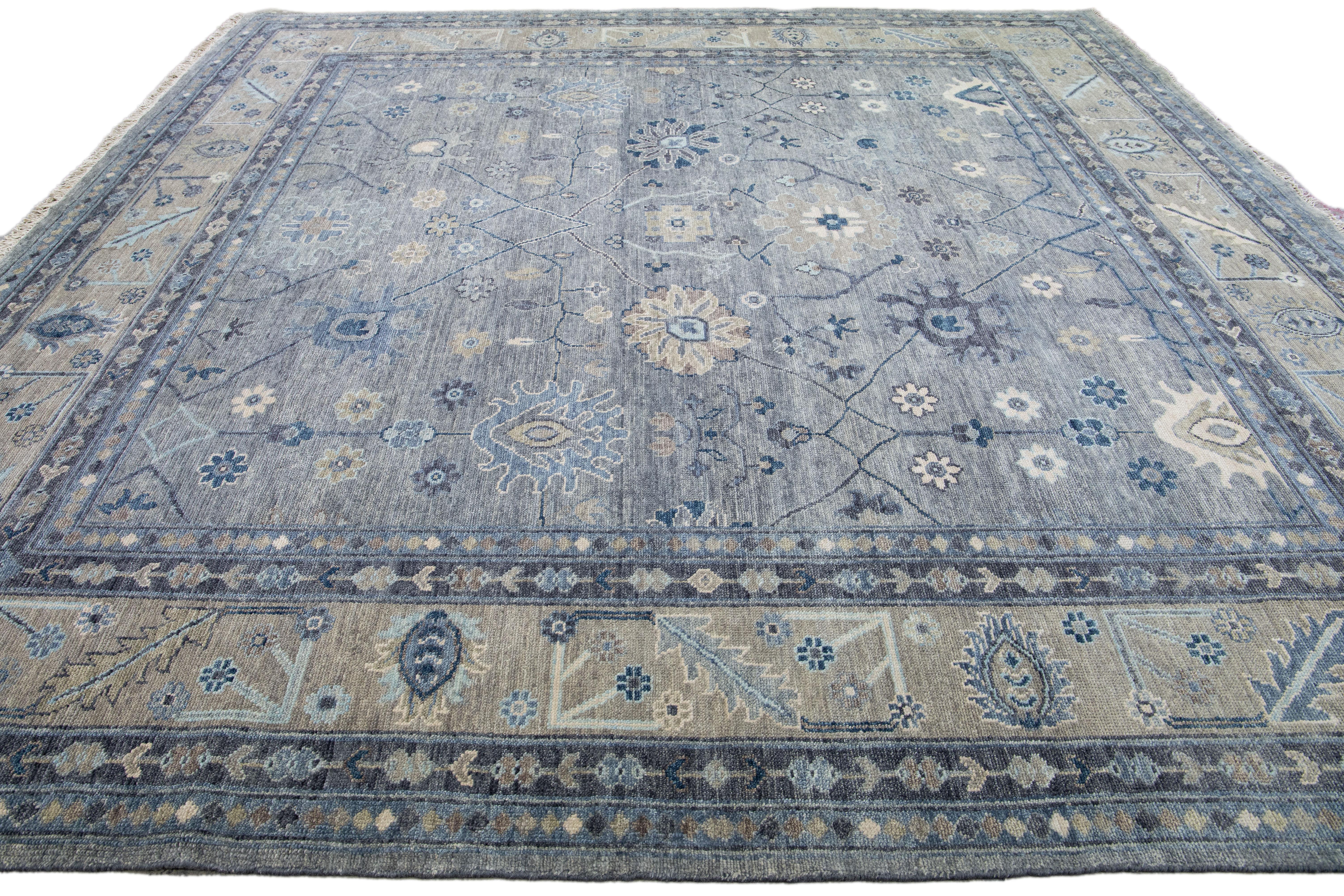 Moderner, handgefertigter, quadratischer Wollteppich mit Blumenmotiv im Oushak-Stil in Grau und Beige im Zustand „Neu“ im Angebot in Norwalk, CT
