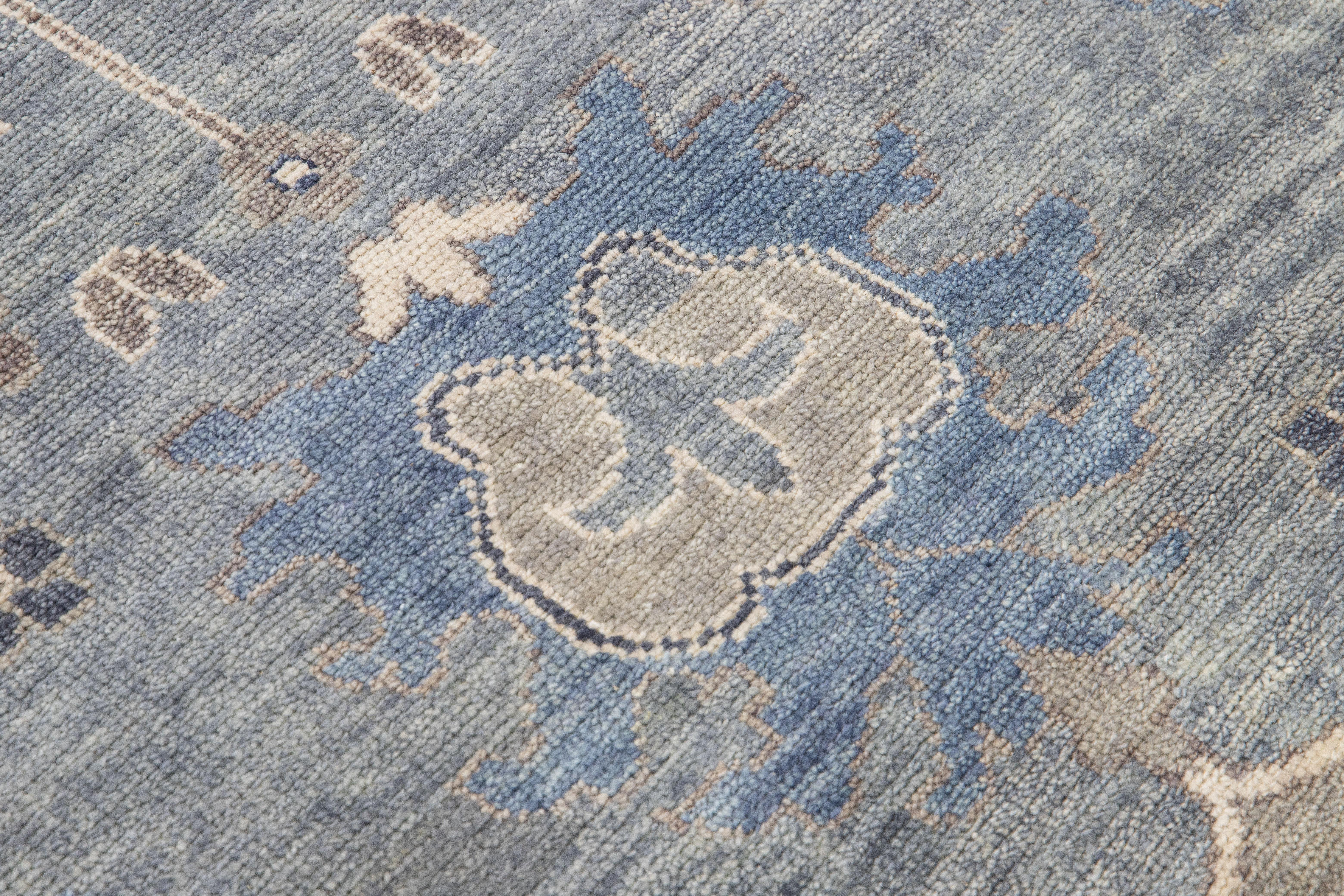 Moderner, handgefertigter, quadratischer Wollteppich mit Blumenmotiv im Oushak-Stil in Grau und Beige (21. Jahrhundert und zeitgenössisch) im Angebot