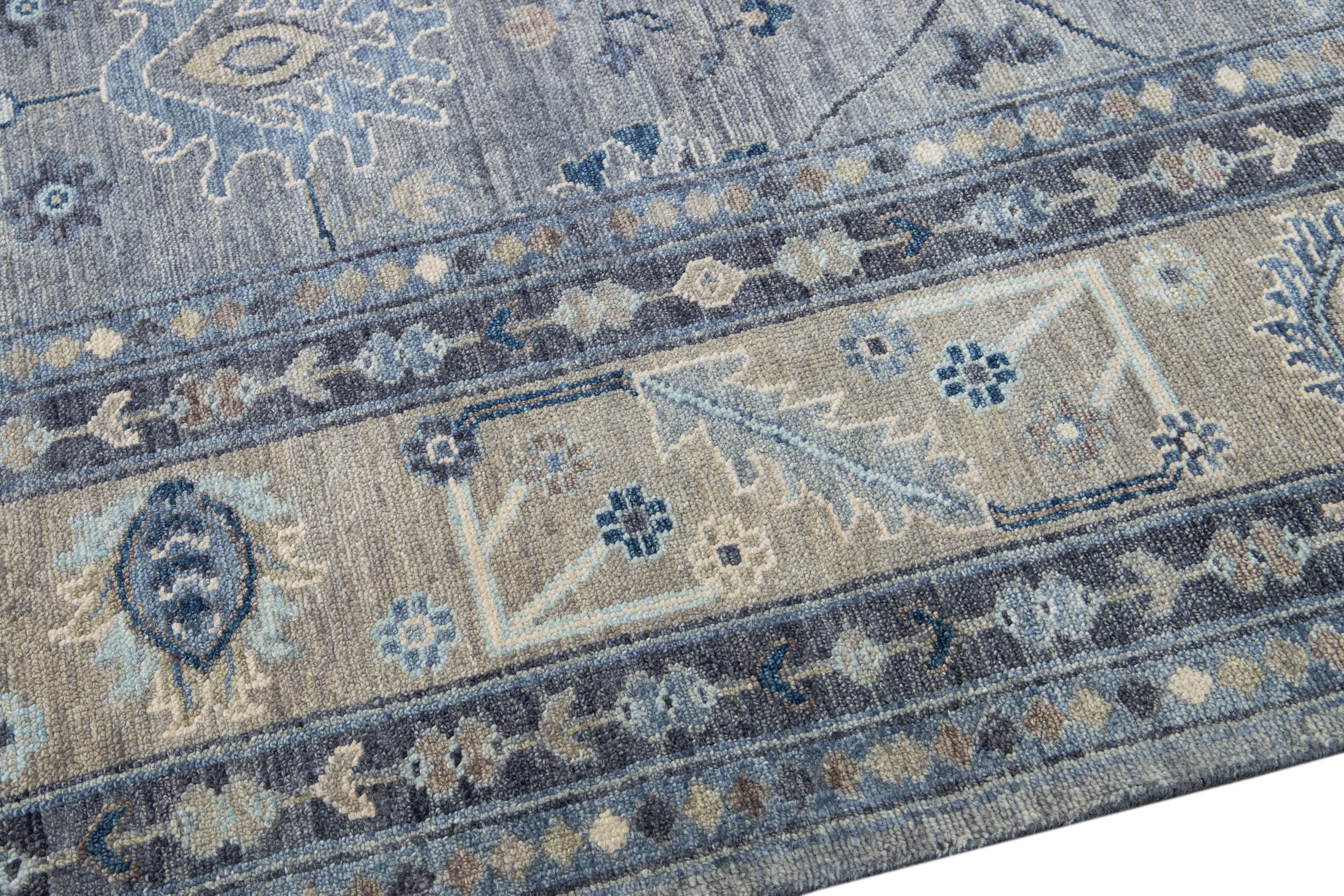 Moderner, handgefertigter, quadratischer Wollteppich mit Blumenmotiv im Oushak-Stil in Grau und Beige (21. Jahrhundert und zeitgenössisch) im Angebot