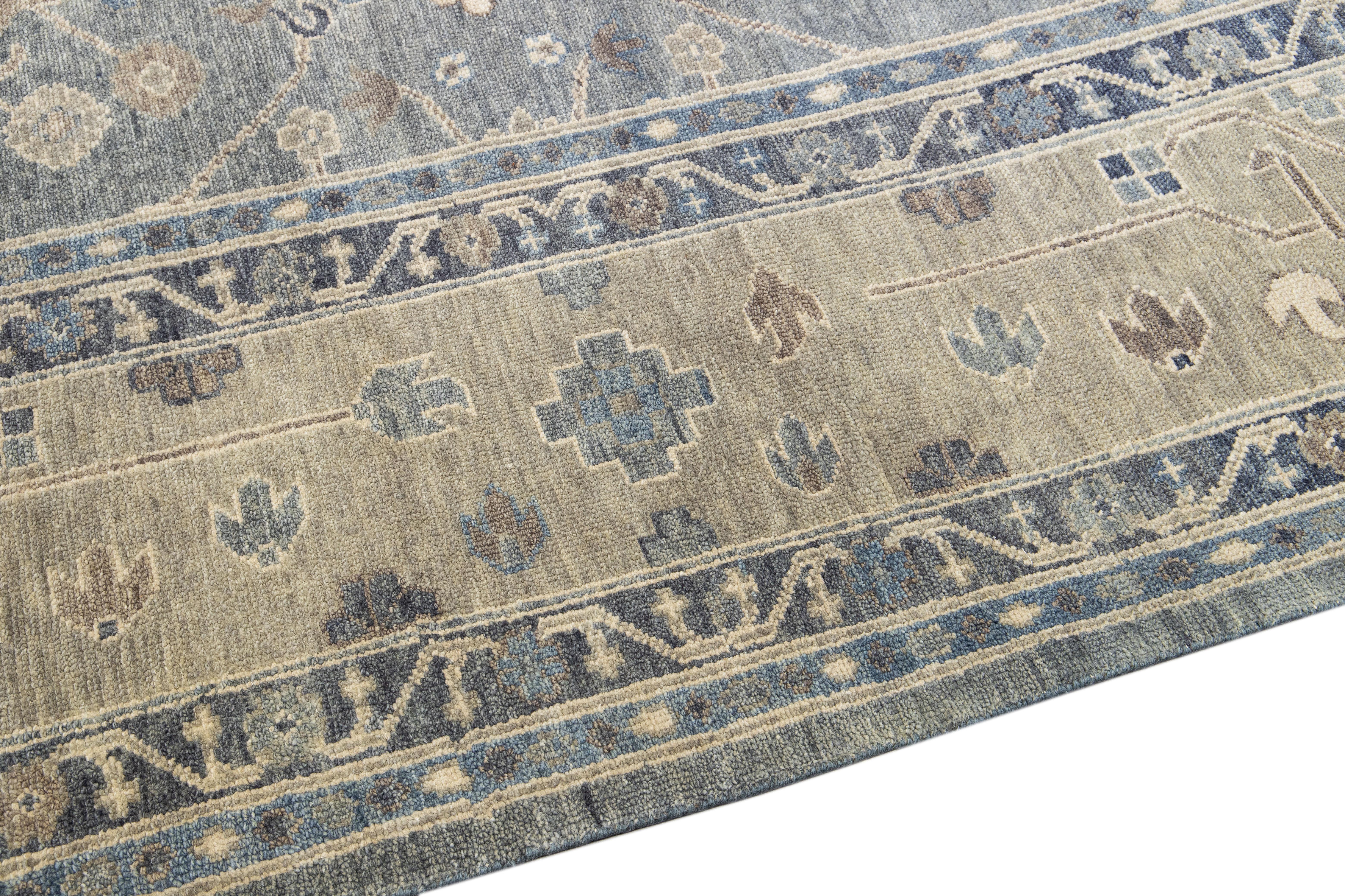 Moderner, handgefertigter, quadratischer Wollteppich mit Blumenmotiv im Oushak-Stil in Grau und Beige (Wolle) im Angebot