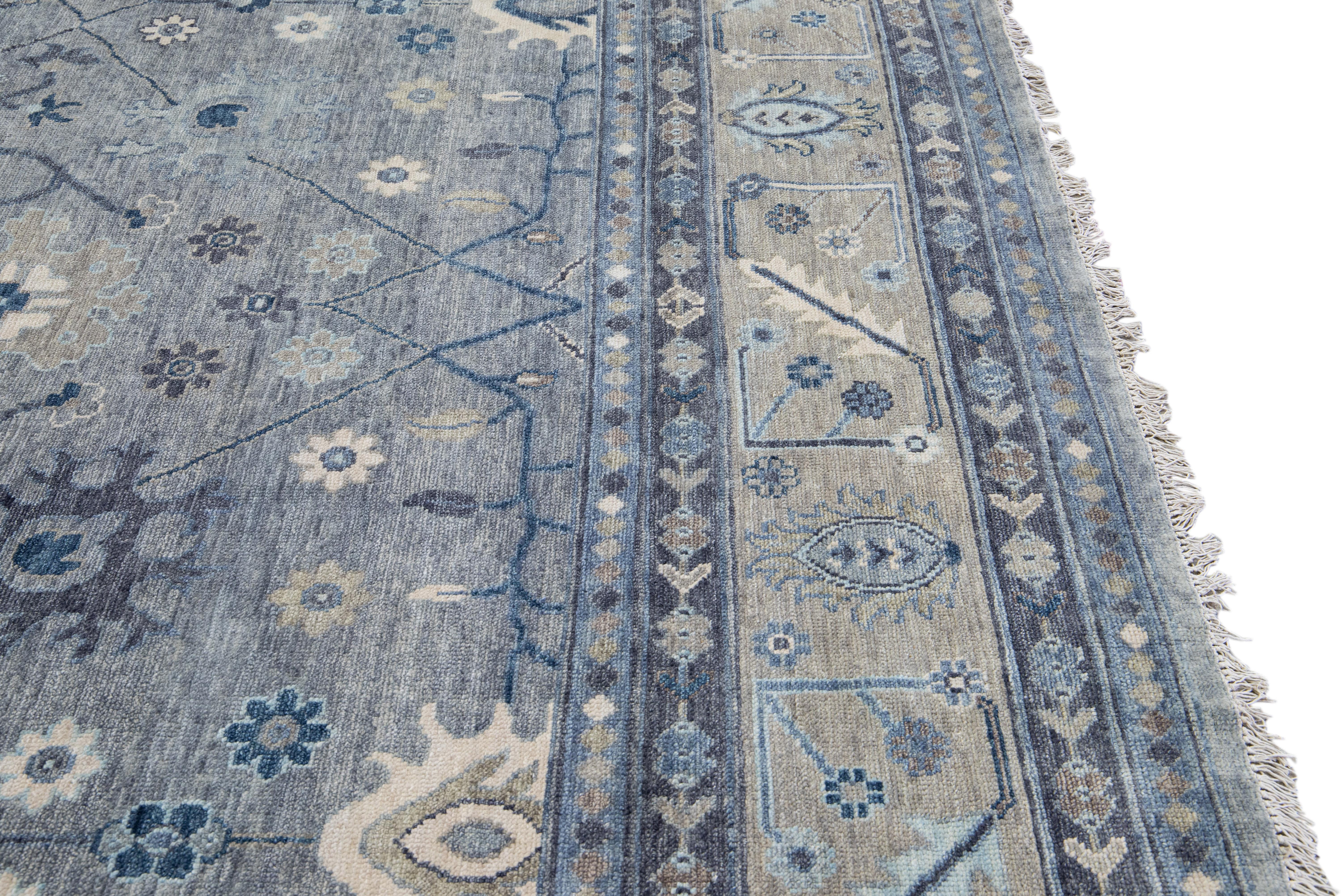 Moderner, handgefertigter, quadratischer Wollteppich mit Blumenmotiv im Oushak-Stil in Grau und Beige (Wolle) im Angebot