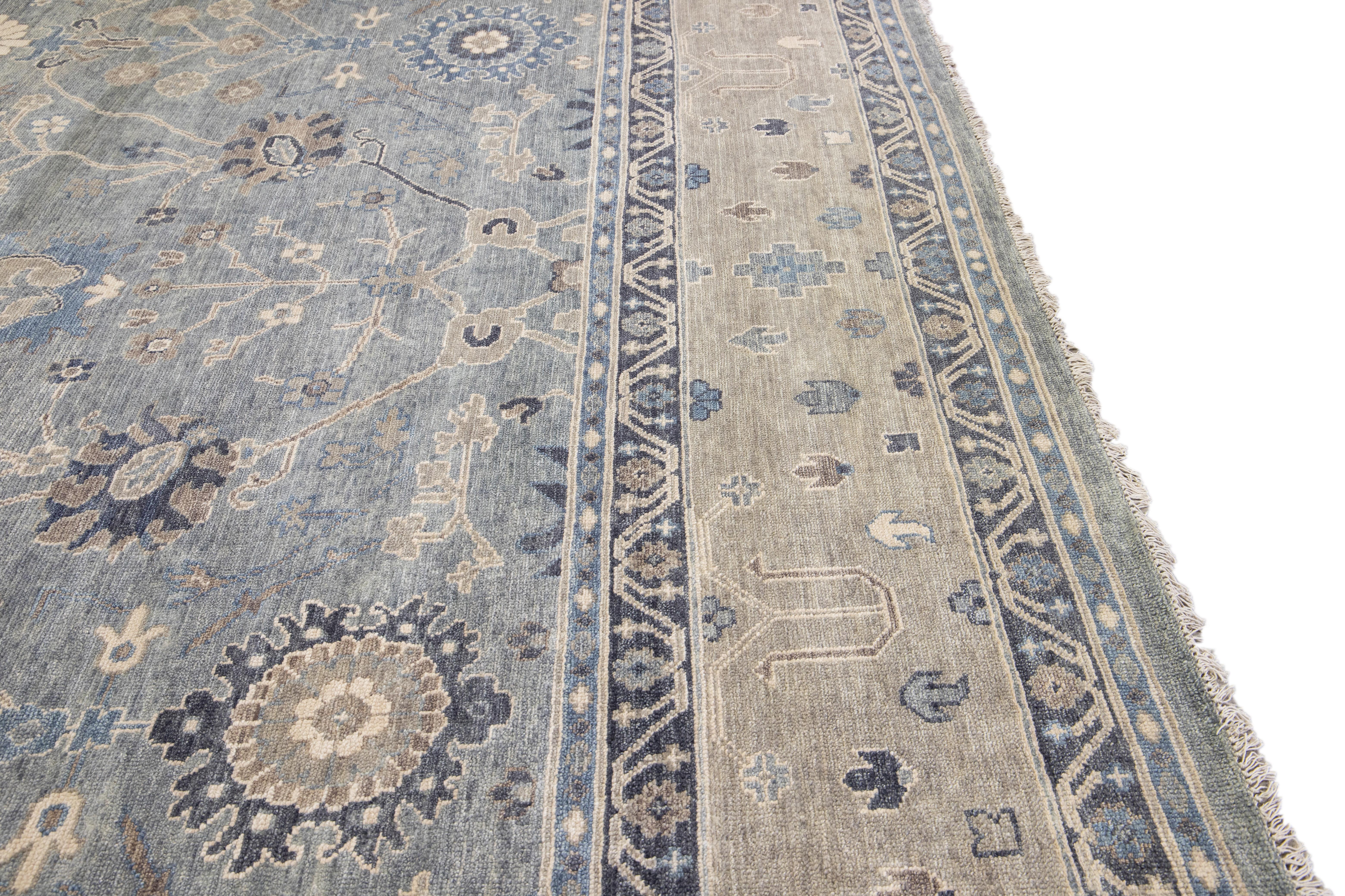 Moderner, handgefertigter, quadratischer Wollteppich mit Blumenmotiv im Oushak-Stil in Grau und Beige im Angebot 1