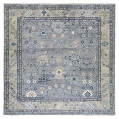 Tapis carré en laine moderne de style Oushak gris et brun clair à motifs  floraux fait à la main - En vente sur 1stDibs