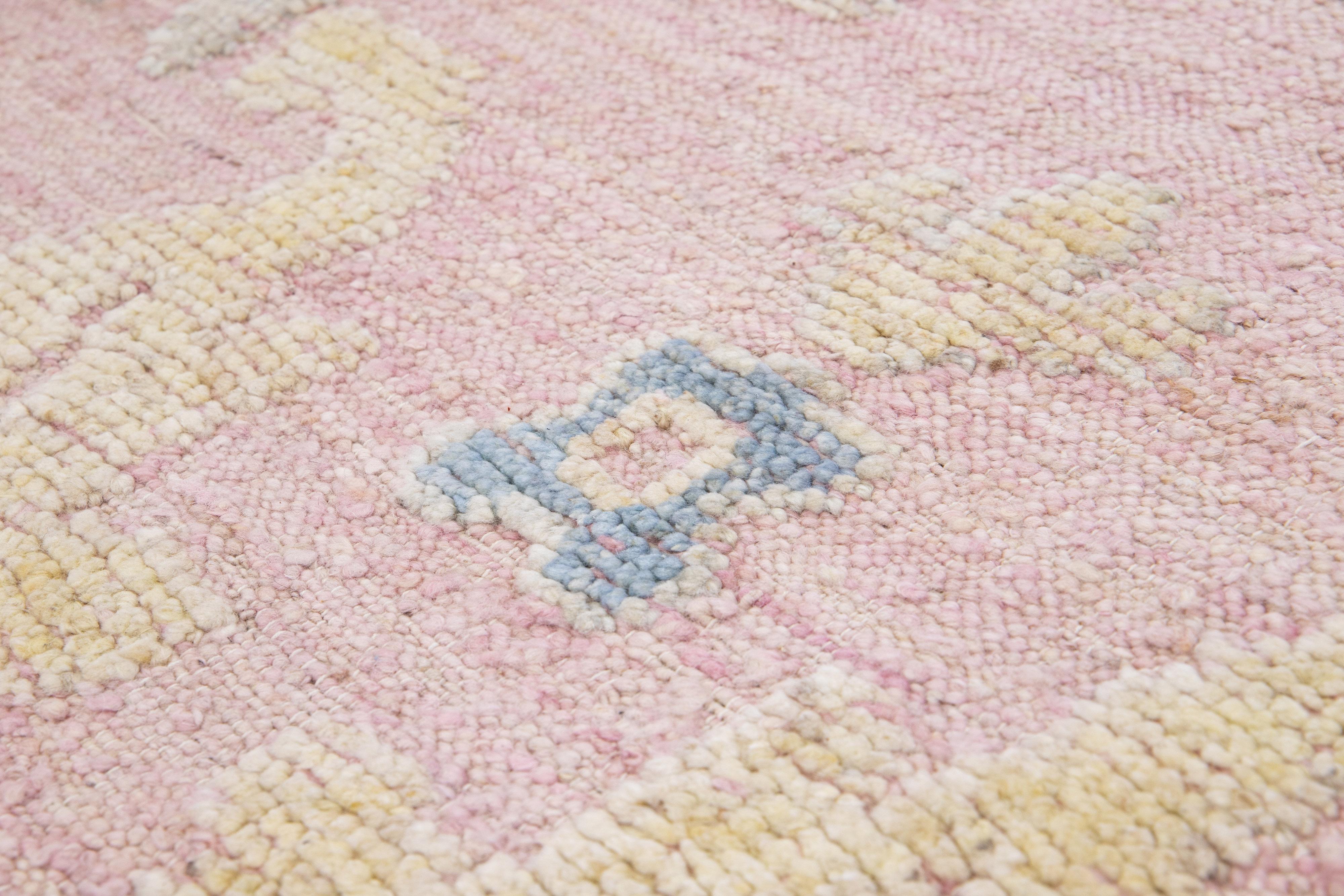 Tapis moderne de style Oushak en laine rose clair à motifs floraux fait à la main en vente 3