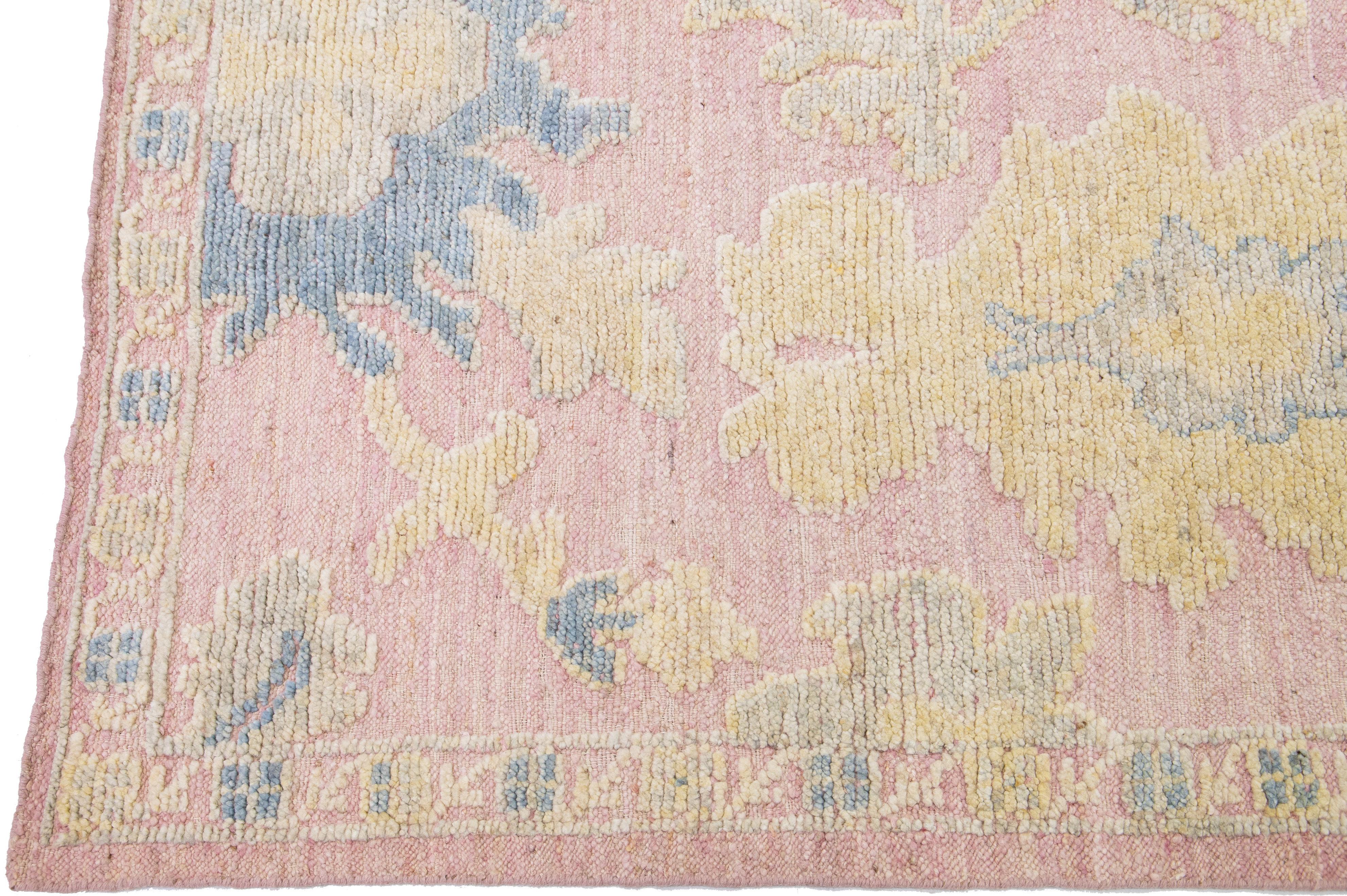 Noué à la main Tapis moderne de style Oushak en laine rose clair à motifs floraux fait à la main en vente