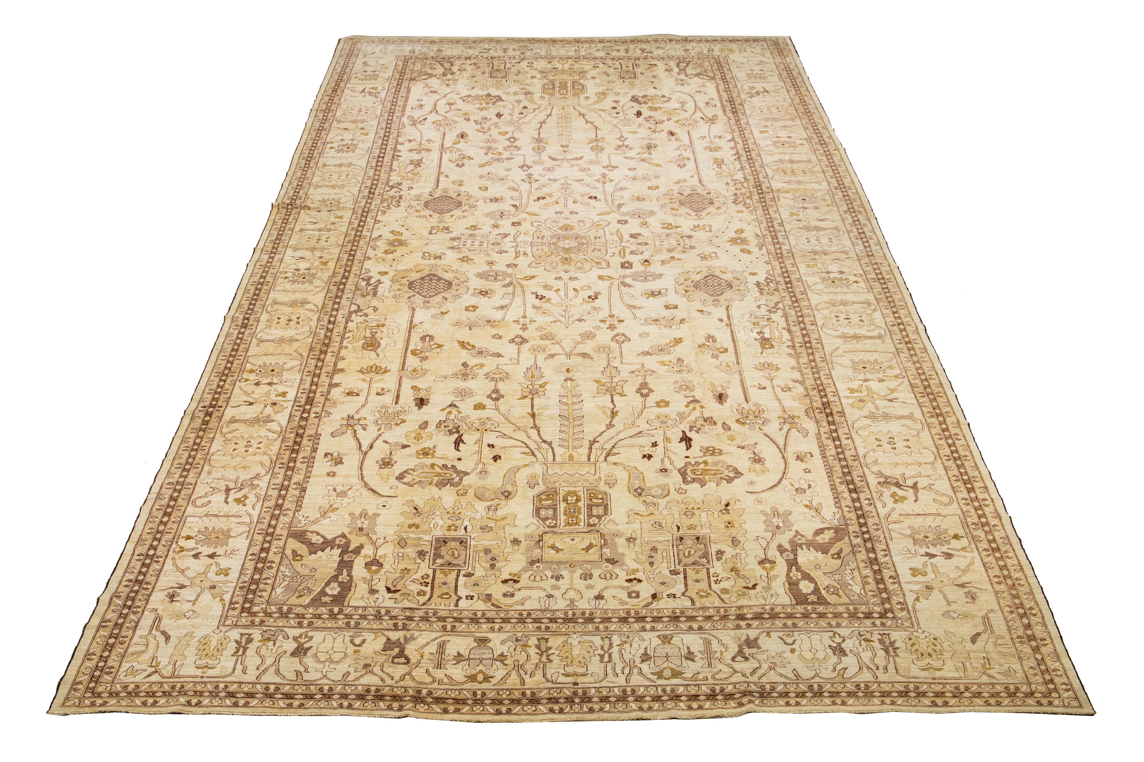 Dieser moderne, palastgroße Wollteppich im Oushak-Stil ist ein Beispiel für traditionelle Handwerkskunst. Es zeichnet sich durch einen auffälligen beigen Hintergrund aus, der mit einem floralen Muster verziert ist, in das raffinierte Schattierungen