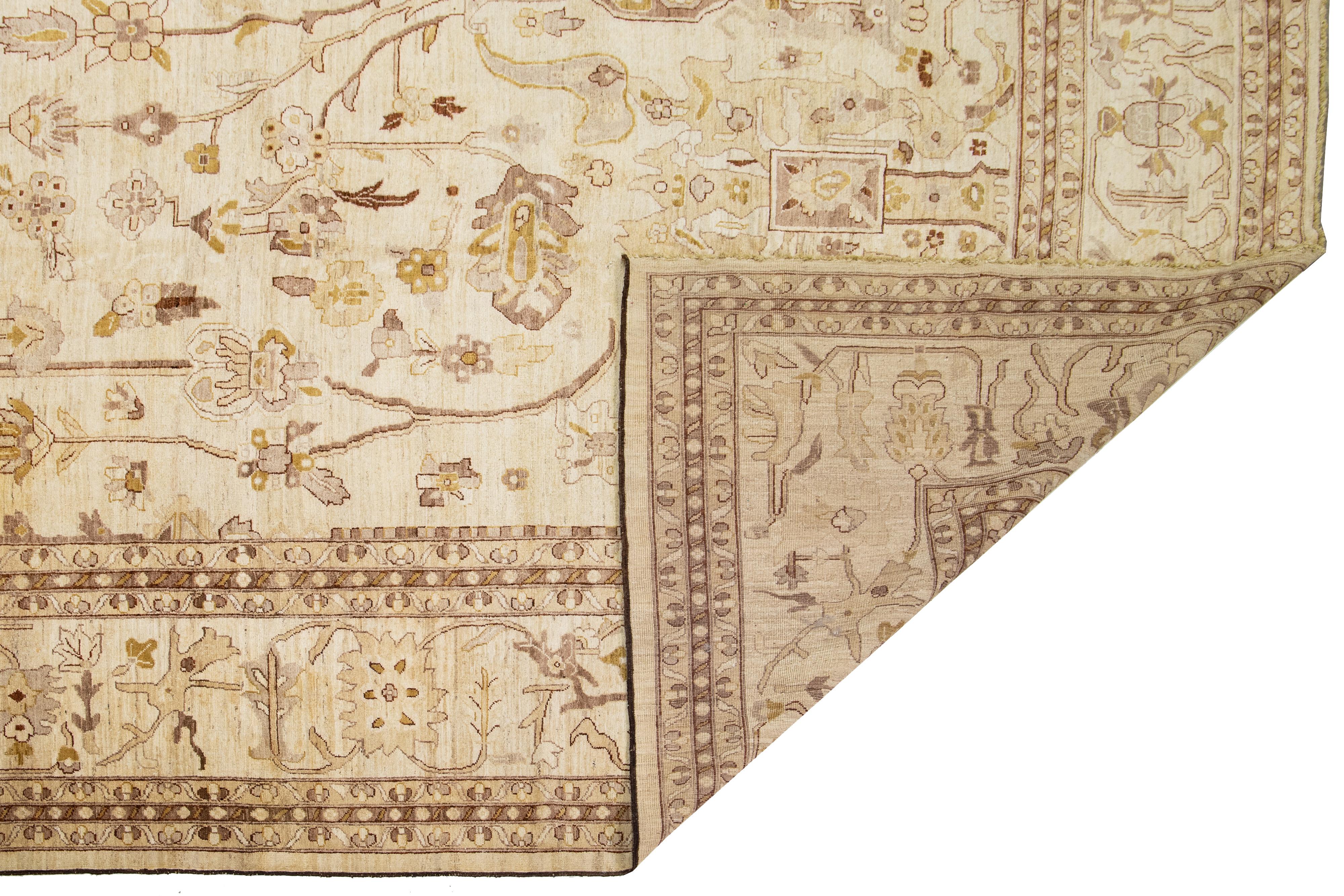 Modernes Oushak Stil Palace Sized Wolle Teppich handgefertigt in Beige mit floralen Design (Pakistanisch) im Angebot
