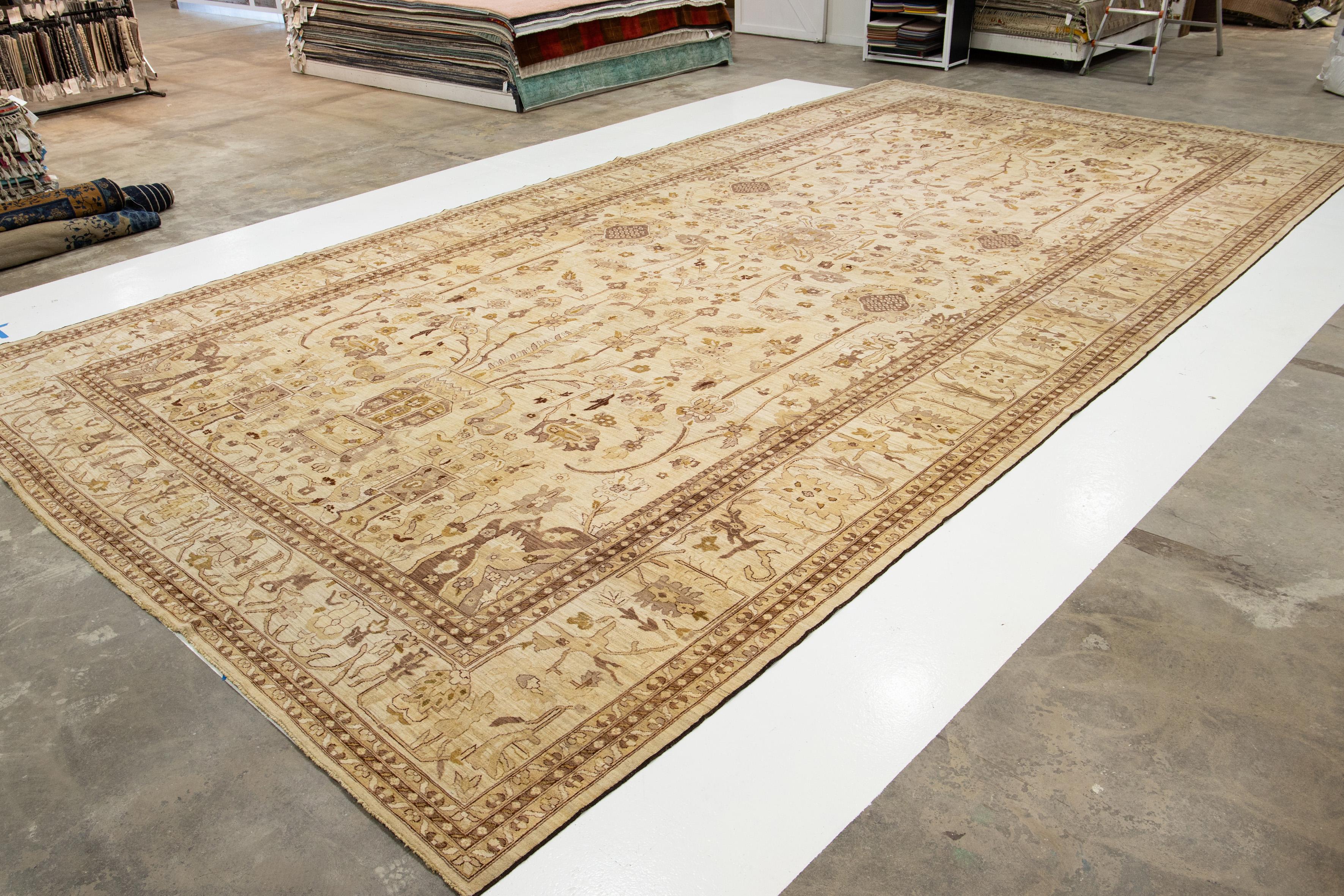 Modernes Oushak Stil Palace Sized Wolle Teppich handgefertigt in Beige mit floralen Design (Handgeknüpft) im Angebot