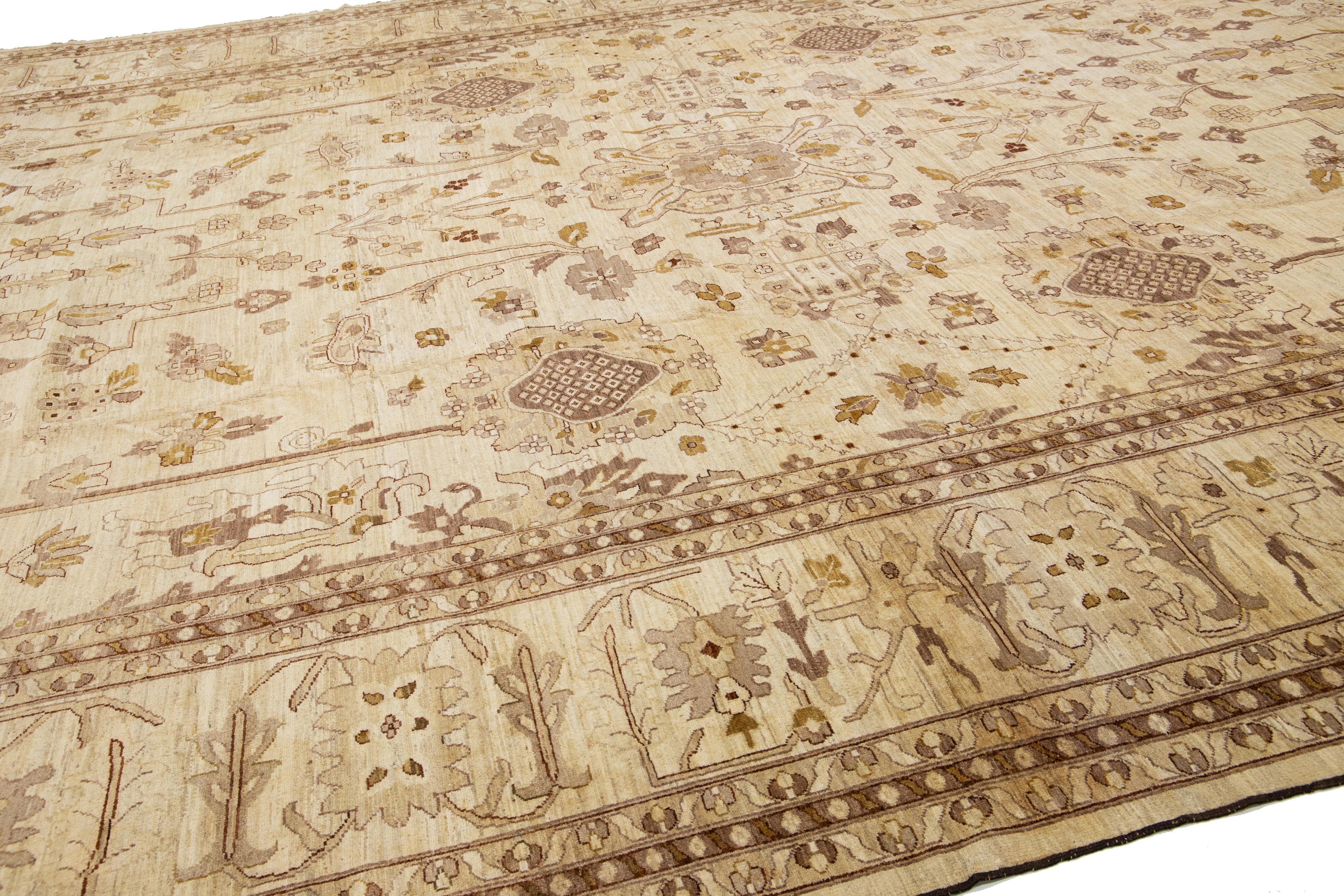 Modernes Oushak Stil Palace Sized Wolle Teppich handgefertigt in Beige mit floralen Design im Zustand „Neu“ im Angebot in Norwalk, CT