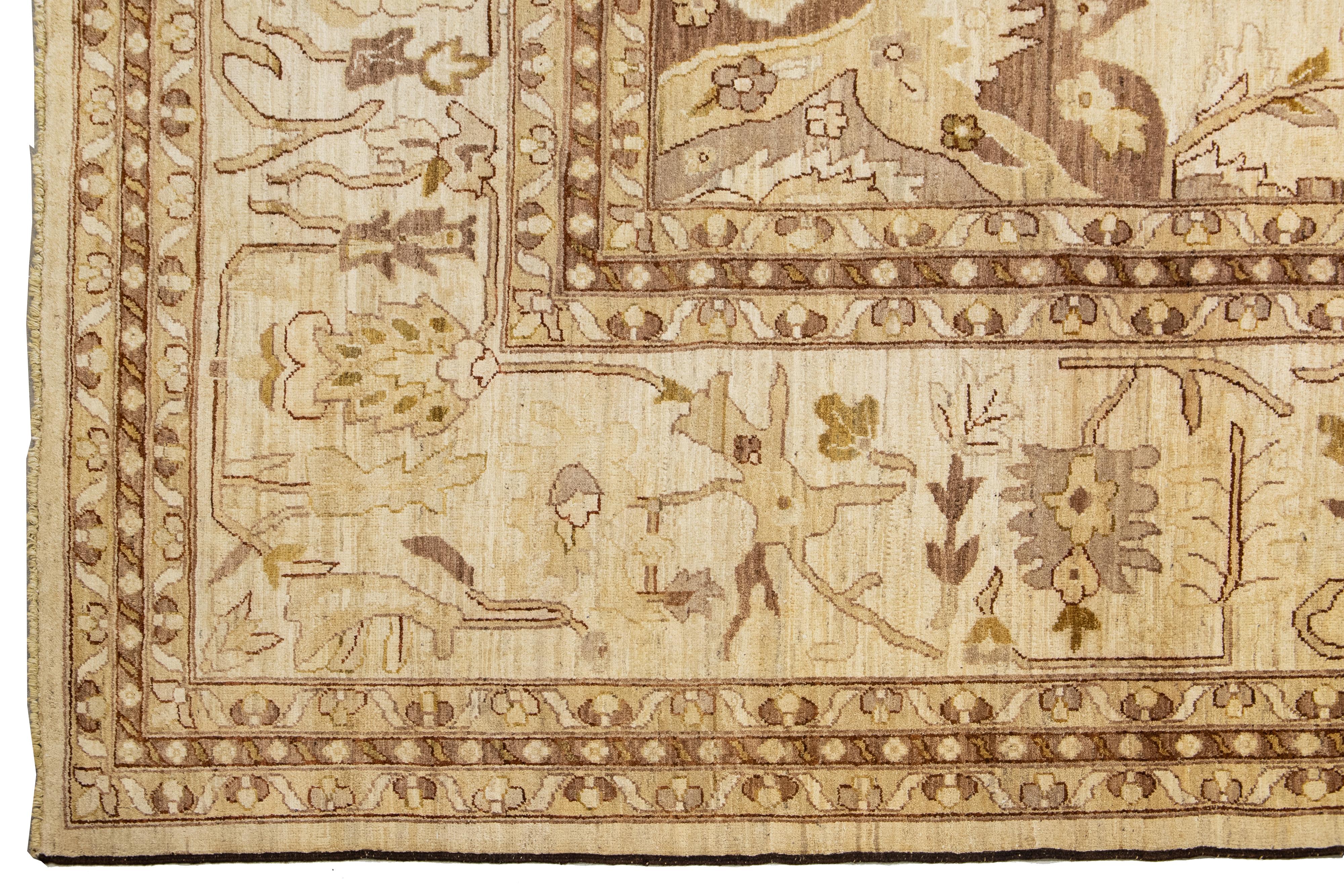 Modernes Oushak Stil Palace Sized Wolle Teppich handgefertigt in Beige mit floralen Design (21. Jahrhundert und zeitgenössisch) im Angebot