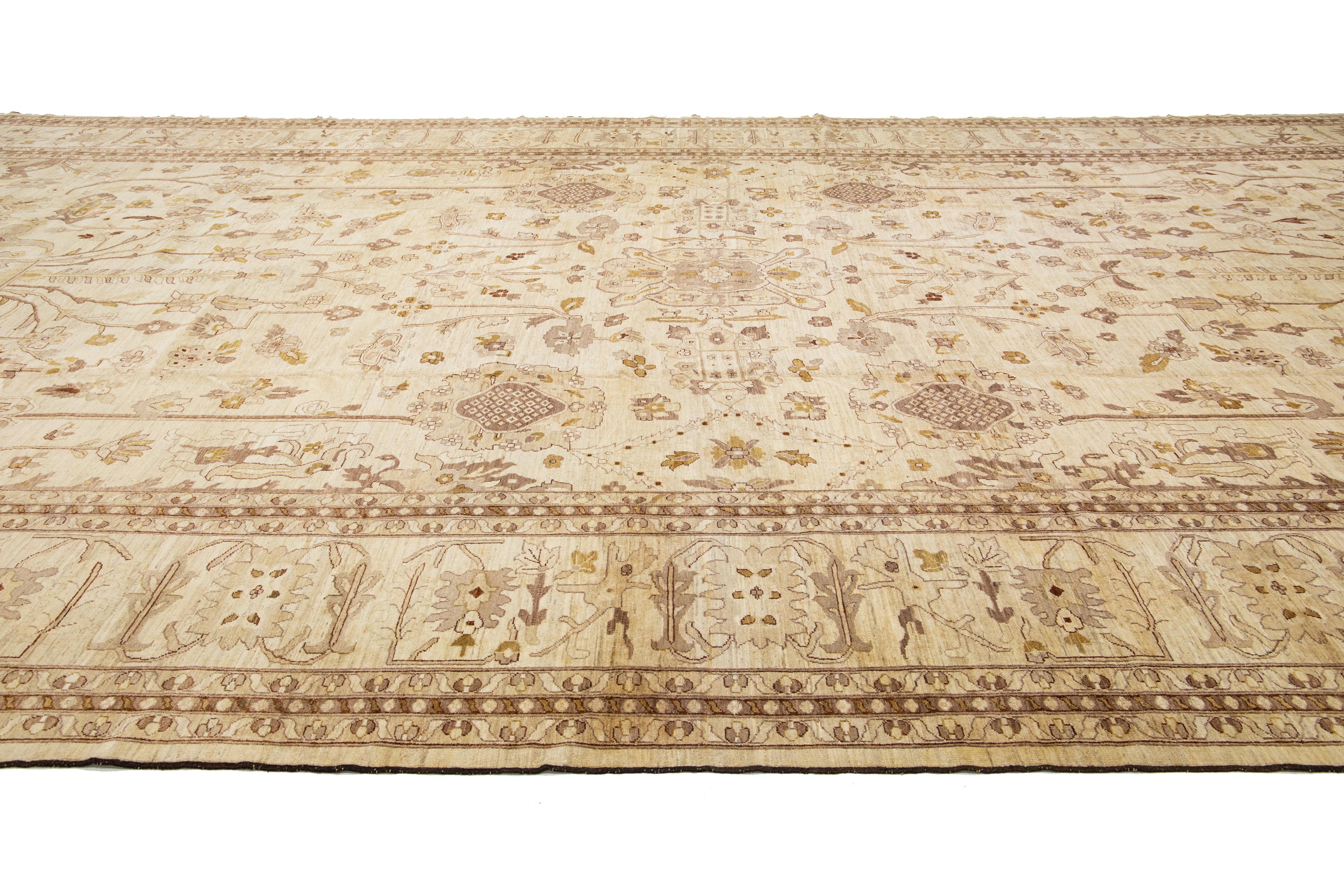 Modernes Oushak Stil Palace Sized Wolle Teppich handgefertigt in Beige mit floralen Design im Angebot 1