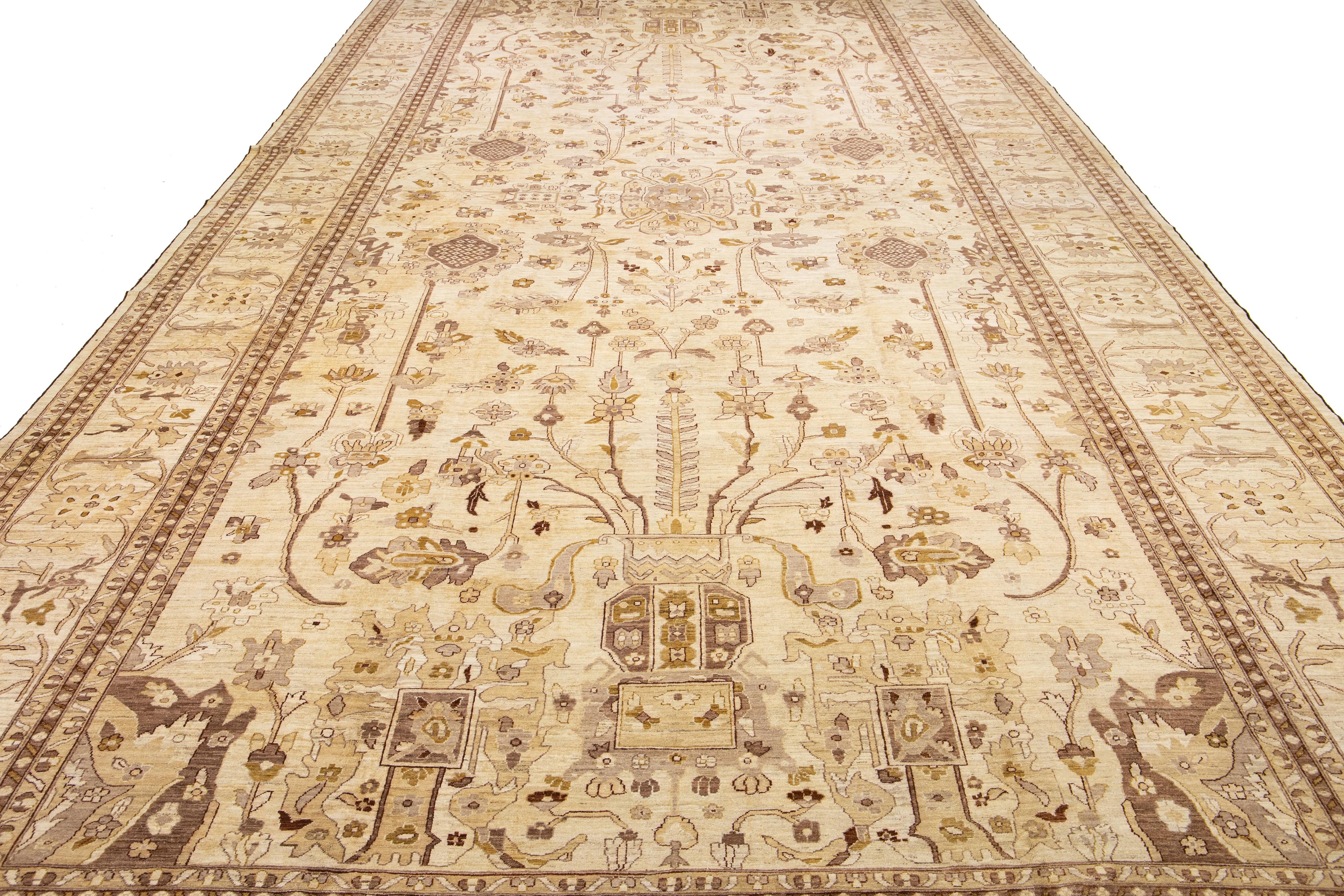 Modernes Oushak Stil Palace Sized Wolle Teppich handgefertigt in Beige mit floralen Design im Angebot 2
