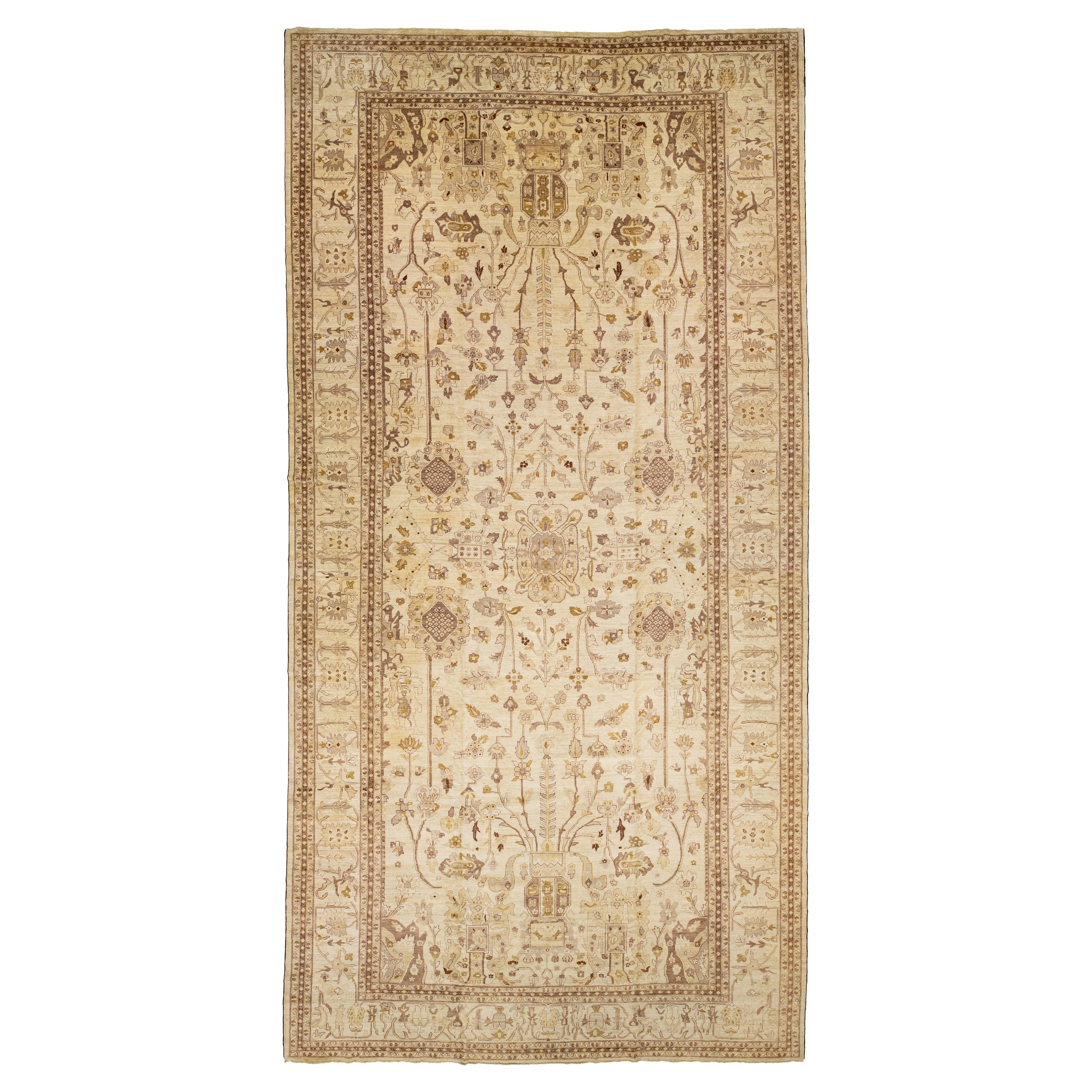 Modernes Oushak Stil Palace Sized Wolle Teppich handgefertigt in Beige mit floralen Design im Angebot