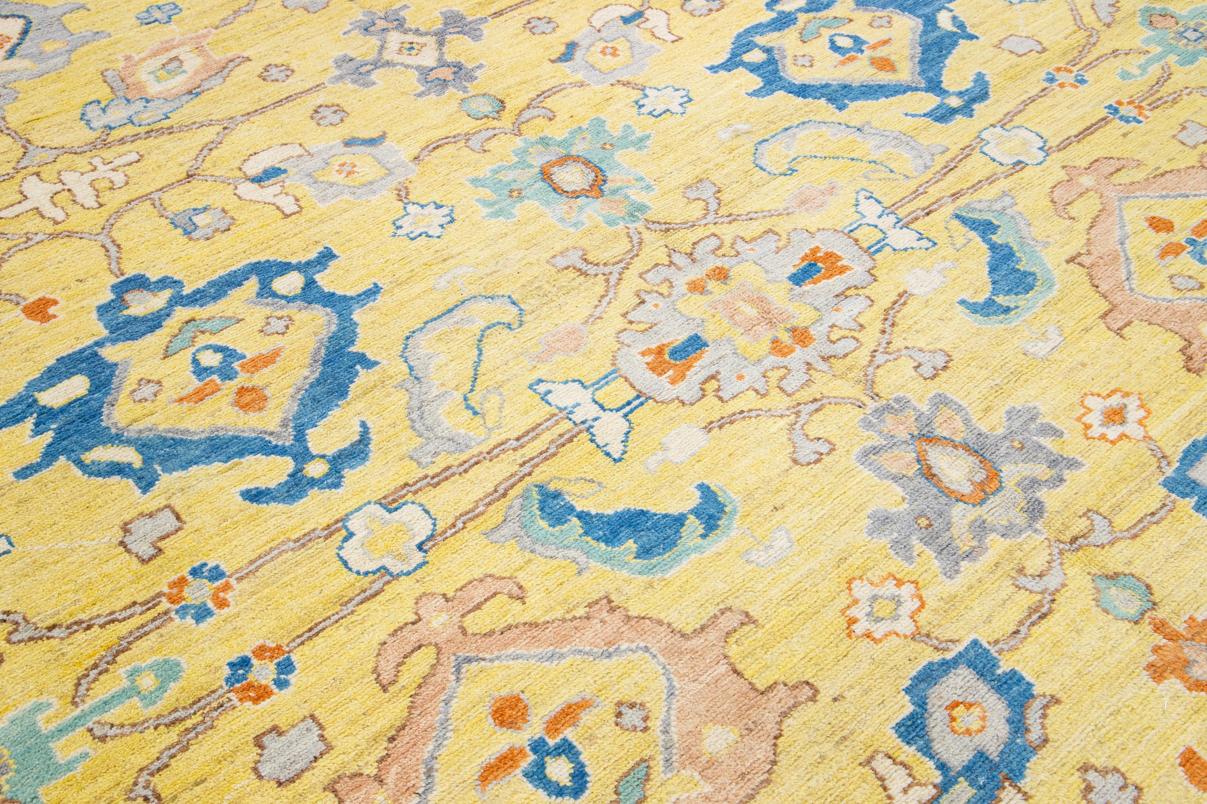 Moderner Wollteppich im Oushak-Stil mit Allover-Muster in einem gelben Feld (Wolle) im Angebot