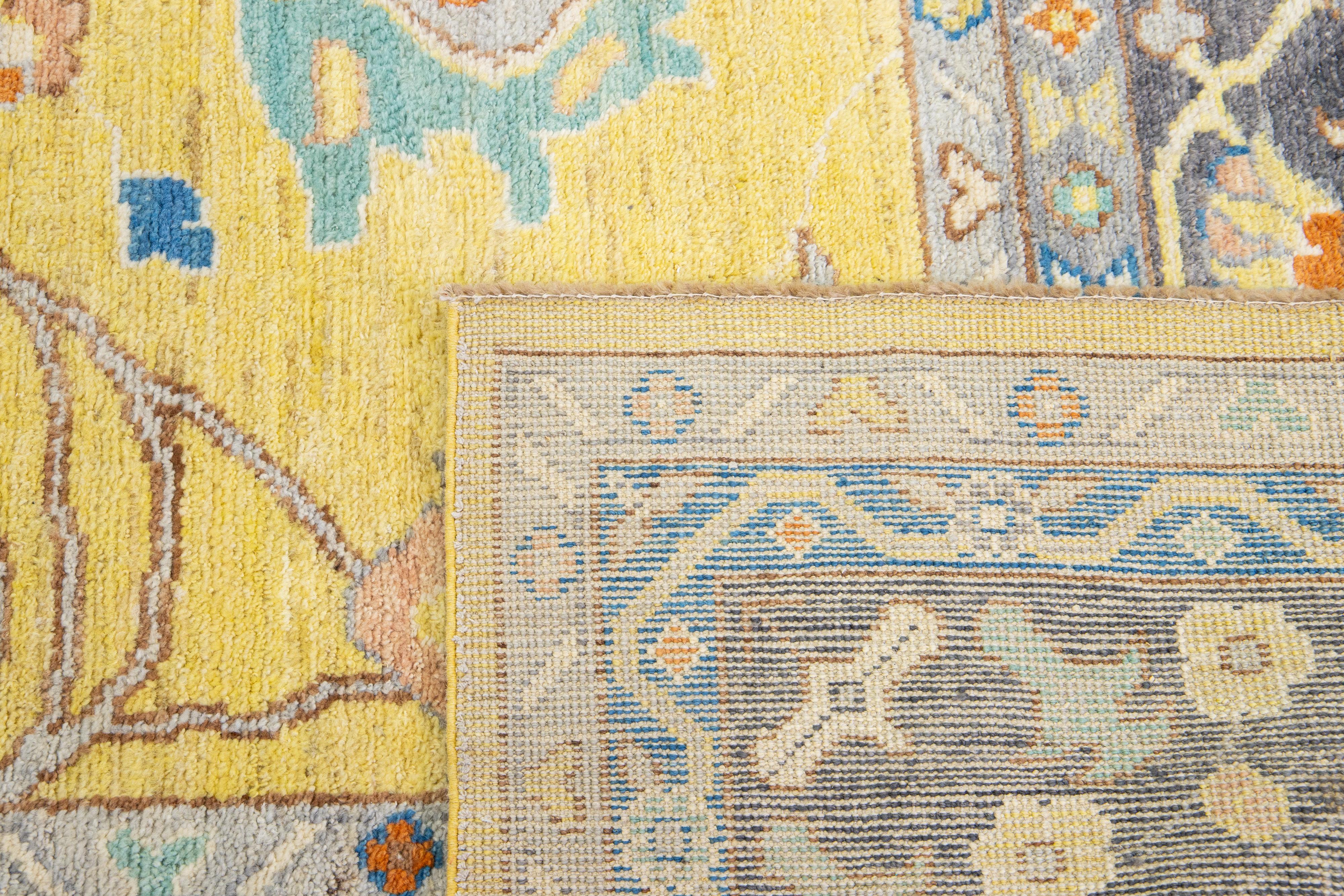 Moderner Wollteppich im Oushak-Stil mit Allover-Muster in einem gelben Feld im Angebot 1