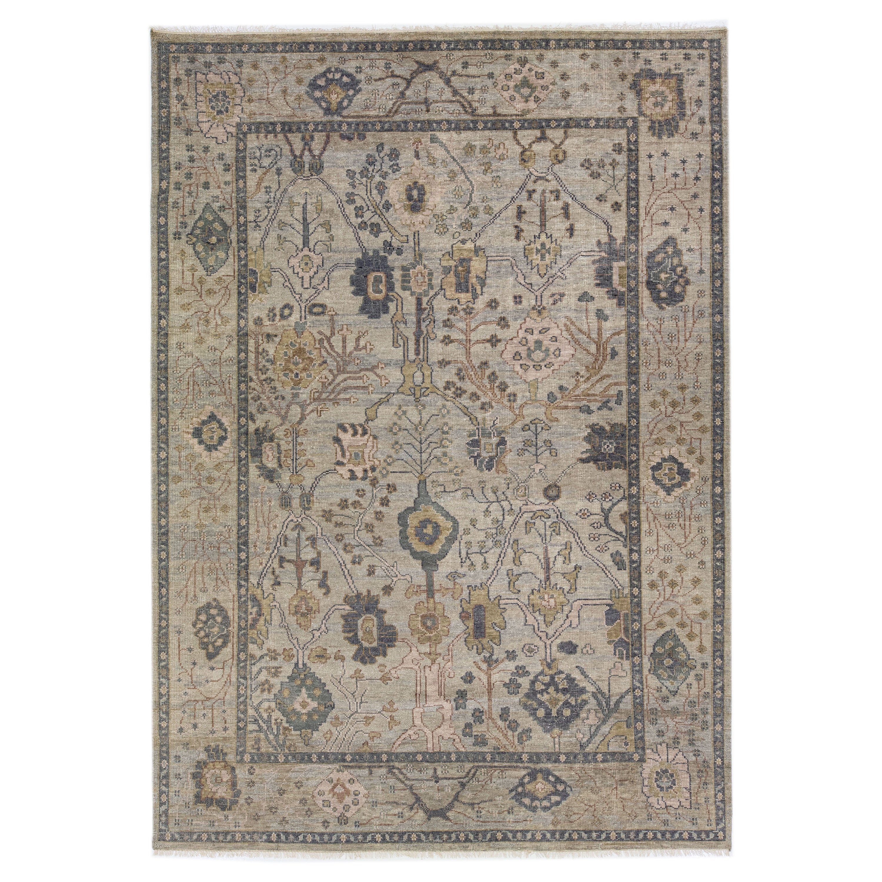 Moderner Wollteppich im Oushak-Stil, handgefertigt mit Blumenmotiv in Grau im Angebot