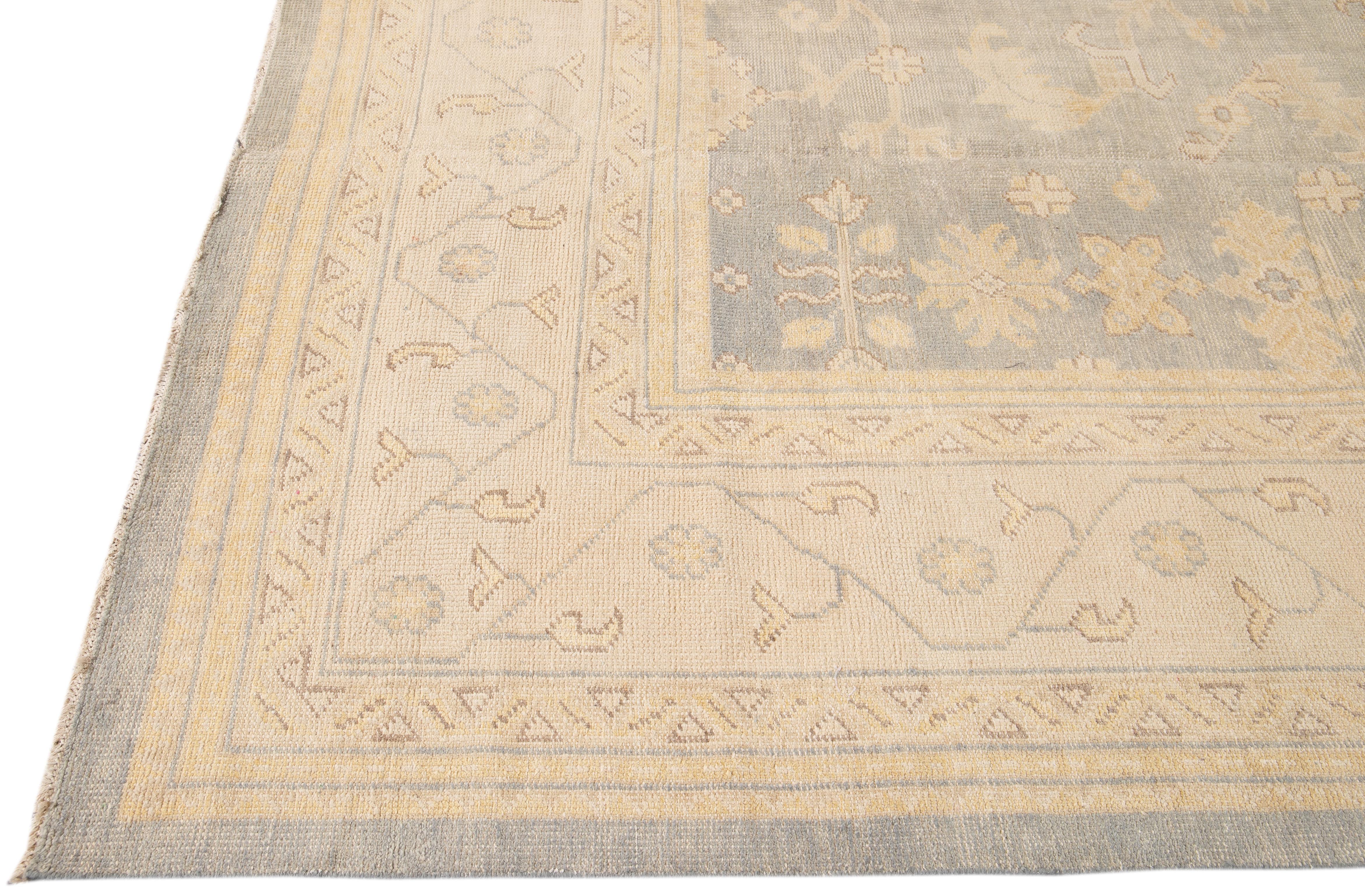 XXIe siècle et contemporain Tapis moderne en laine de style Oushak avec motif floral gris fait à la main en vente