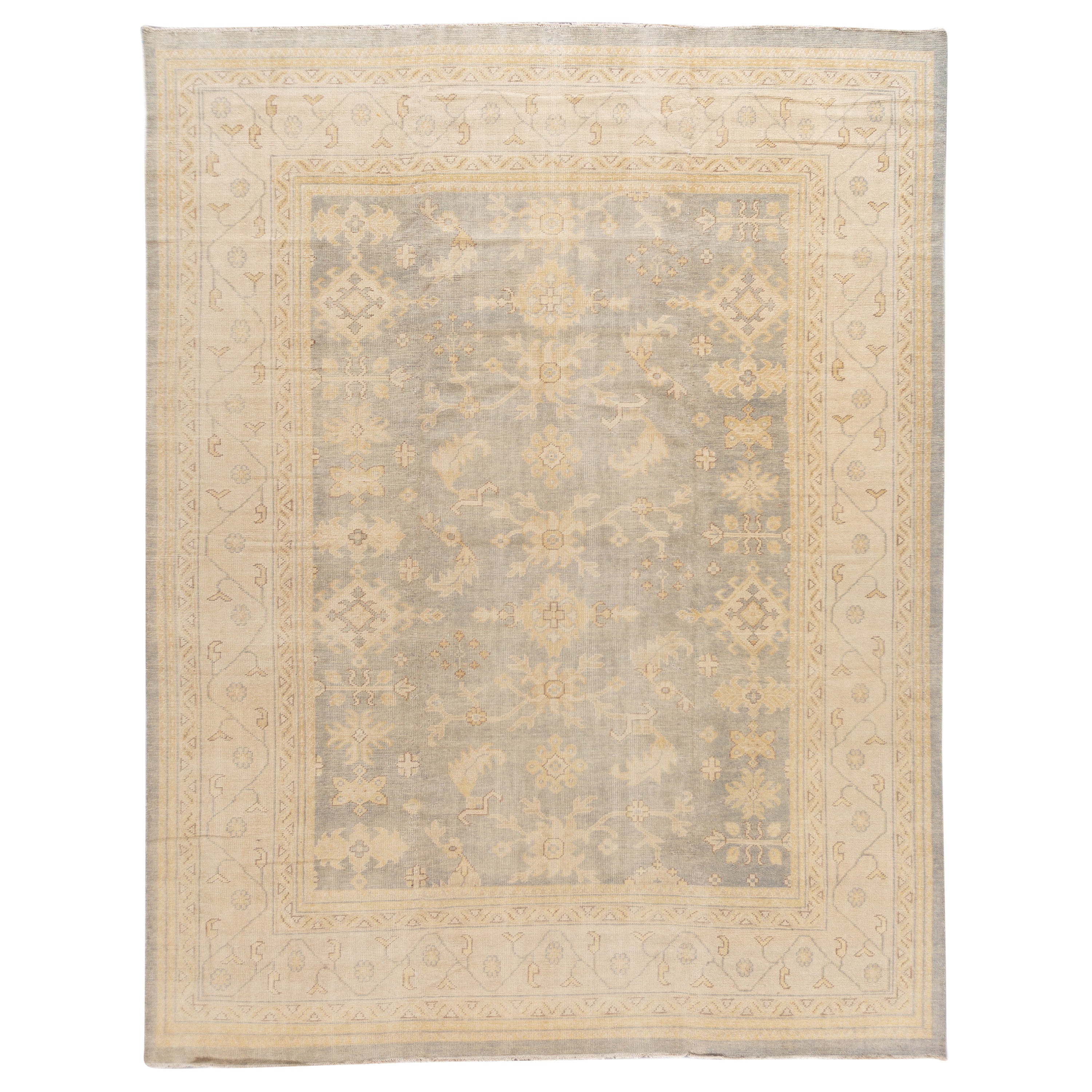 Moderner Wollteppich im Oushak-Stil mit grauem handgefertigtem Blumenmotiv