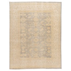 Moderner Wollteppich im Oushak-Stil mit grauem handgefertigtem Blumenmotiv