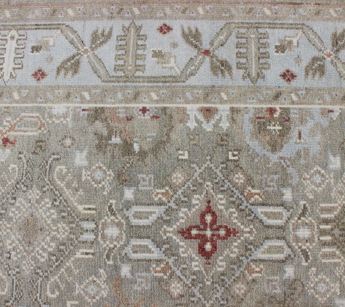 Moderner moderner Oushak Tribal Designed Teppich in Grün, Tan, Lt. Rot, Rostrot und Blau im Angebot 3