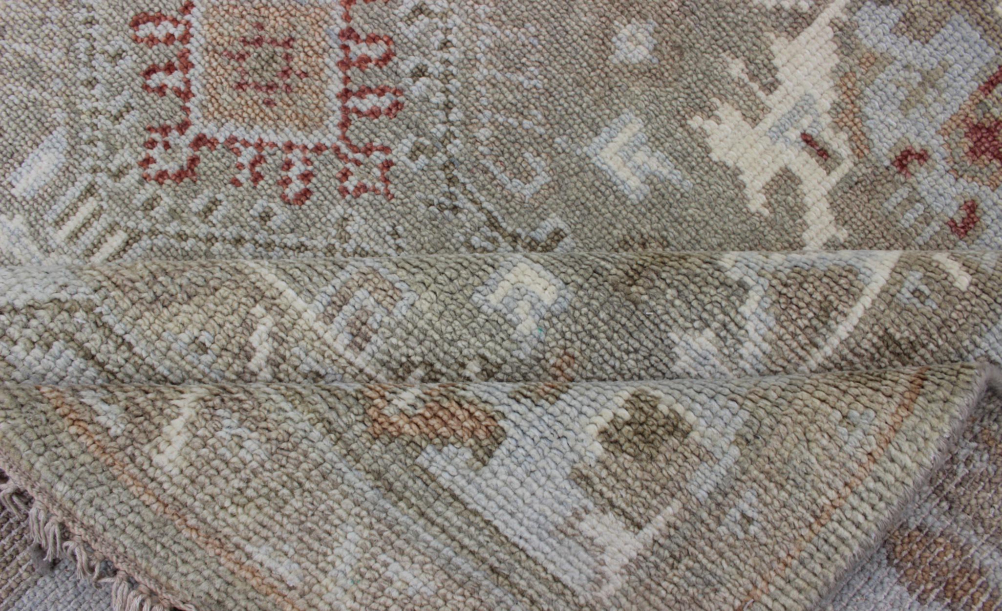 Moderner moderner Oushak Tribal Designed Teppich in Grün, Tan, Lt. Rot, Rostrot und Blau im Angebot 5