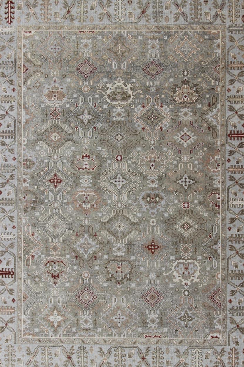 Moderner moderner Oushak Tribal Designed Teppich in Grün, Tan, Lt. Rot, Rostrot und Blau (Handgeknüpft) im Angebot